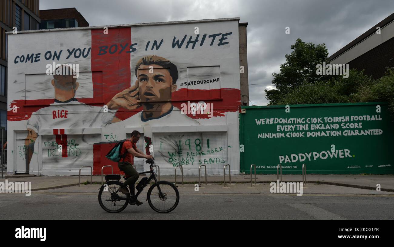 Ein Wandgemälde mit dem englischen Duo Jack Grealish und Declan Reis bei der Euro 2020 und den Worten „Come On You Boys in White“ ist im Zentrum von Dublin erschienen... und wurde bereits innerhalb von Stunden nach dem Erscheinen zerstört. Das Duo entgab ihr grünes Trikot, um für England zu spielen, nachdem es minderjährige internationale Auftritte für Irland versprach. Das Wandbild wurde in Zusammenarbeit mit der Künstlerin Shane Ha erstellt und ist Teil der Kampagne #SaveOurGame von Paddy Power. Am Sonntag, den 13. Juni 2021, in Dublin, Irland. (Foto von Artur Widak/NurPhoto) Stockfoto