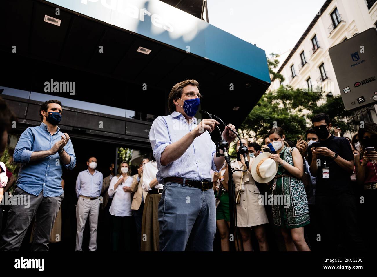 Der Bürgermeister von Madrid, Jose Luis Martinez-Almeida, hält während einer Protestkundgebung der rechten Seite eine Rede, um die umstrittenen Pläne der spanischen Regierung zu verurteilen, den inhaftierten katalanischen Separatisten, die hinter dem gescheiterten Unabhängigkeitsgebot von 2017 stehen, am 13. Juni 2021 in Madrid Begnadigung zu gewähren. (Foto von Jon Imanol Reino/NurPhoto) Stockfoto