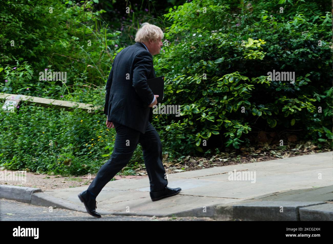Premierminister Boris Johnson verlässt die Downing Street 10, um am 14. Juni 2021 eine Pressekonferenz in London, Großbritannien, zu halten. Nach dem aktuellen Zeitplan könnten alle Beschränkungen des Covid-19-Zeitalters bis zum 21. Juni enden, aber britische Beamte haben Besorgnis über die Delta-Variante des Virus und die steigenden Infektionsraten geäußert. (Foto von Maciek Musialek/NurPhoto) Stockfoto