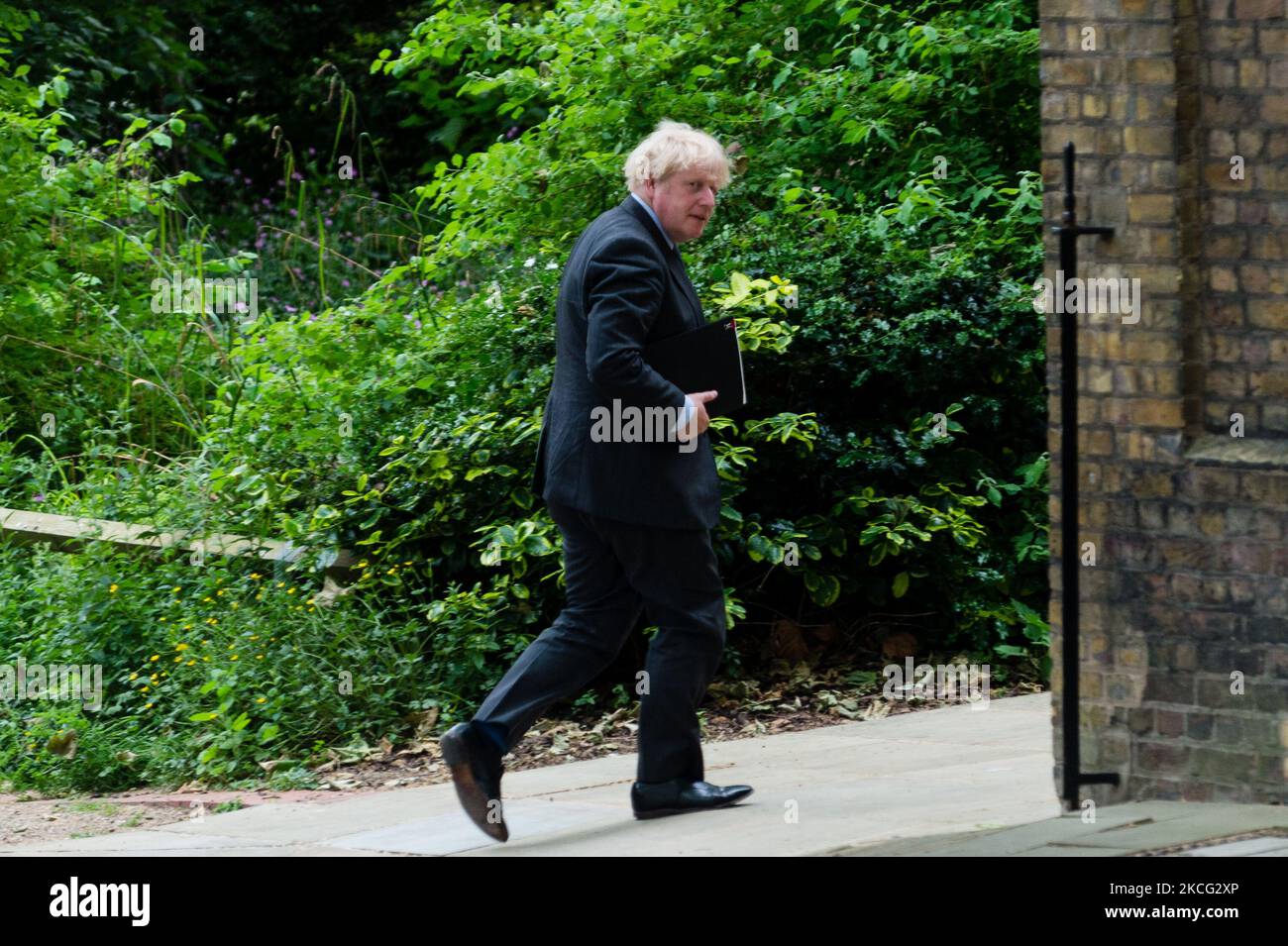 Premierminister Boris Johnson verlässt die Downing Street 10, um am 14. Juni 2021 eine Pressekonferenz in London, Großbritannien, zu halten. Nach dem aktuellen Zeitplan könnten alle Beschränkungen des Covid-19-Zeitalters bis zum 21. Juni enden, aber britische Beamte haben Besorgnis über die Delta-Variante des Virus und die steigenden Infektionsraten geäußert. (Foto von Maciek Musialek/NurPhoto) Stockfoto