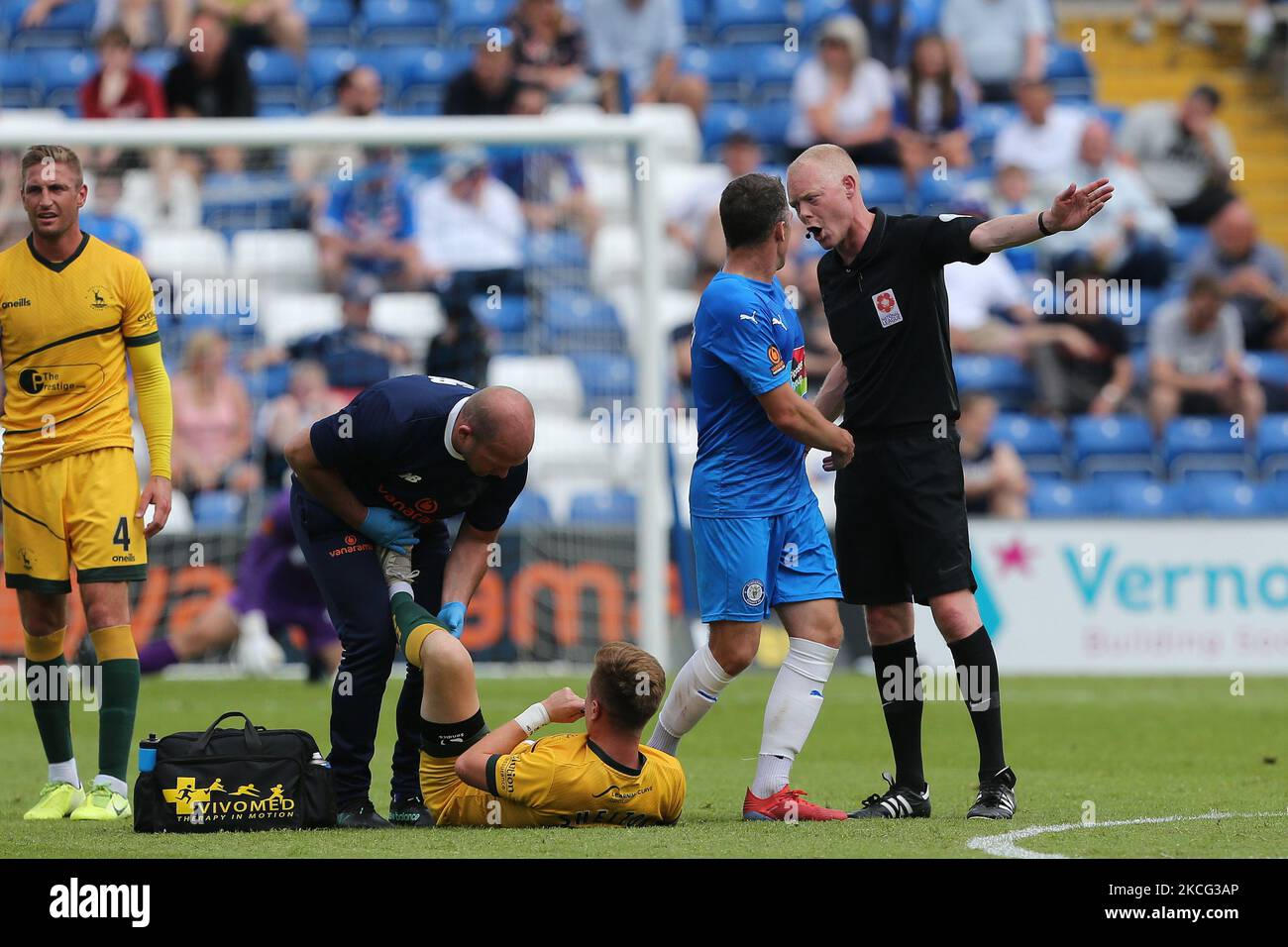 Schiedsrichter David Richardson schickt John Rooney von Stockport County weg, während Mark Shelton von Hartlepool United während des Vanarama National League-Spiels zwischen Stockport County und Hartlepool United am Sonntag, dem 13.. Juni 2021, vom Physio Ian Gallagher behandelt wird. (Foto von Mark Fletcher/MI News/NurPhoto) Stockfoto