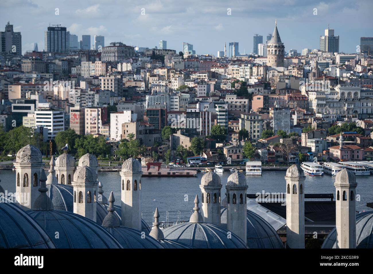 Am 14. Juni 2021 genossen einige Touristen die historische Altstadt von Istanbul, Türkei, obwohl die Besucherzahlen nur einen Bruchteil der Vorjahre betragen, da die Pandemie Covid-19 die türkische Tourismusindustrie belastet. Darüber erhebt sich der Galata Tower über der Skyline von Istanbul. (Foto von Diego Cupolo/NurPhoto) Stockfoto
