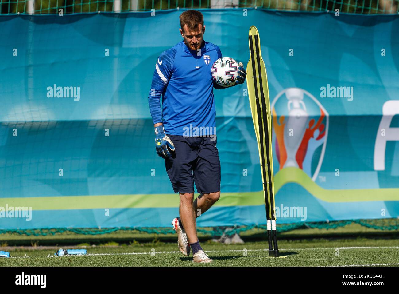 Lukas Hradecky aus Finnland während eines Trainings der finnischen Nationalmannschaft vor dem UEFA Euro 2020-Spiel gegen Russland am 15. Juni 2021 im Stadion Spartak in Zelenogorsk, Sankt Petersburg, Russland. (Foto von Mike Kireev/NurPhoto) Stockfoto