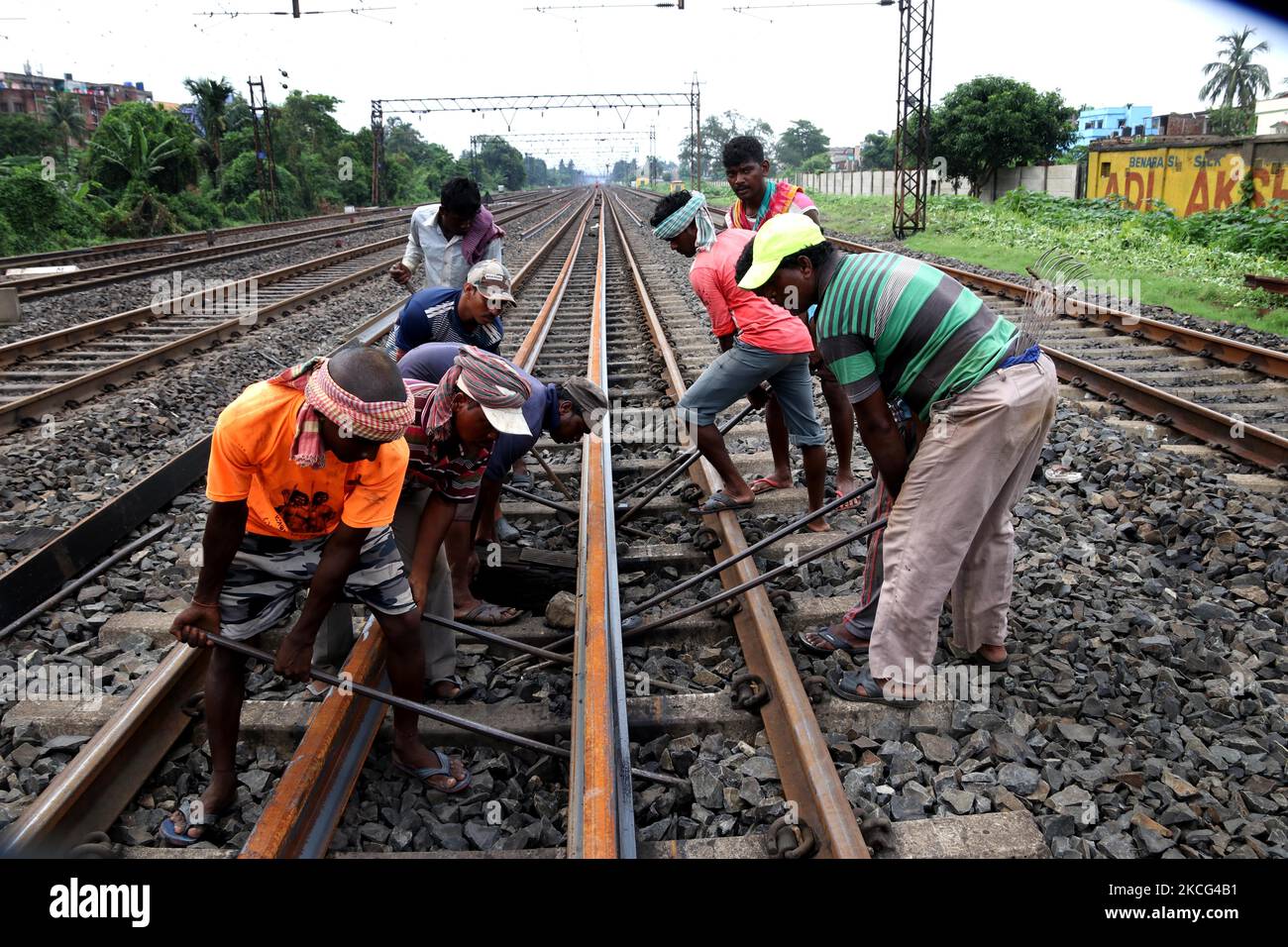 Indische Eisenbahner ersetzen am 15. Juni 2021 eine Strecke in Kalkutta, Indien.Indische Eisenbahner ersetzen am 15. Juni 2021 eine Strecke in Kalkutta, Indien.Rabatt auf Zugtickets der indischen Eisenbahn: Für diejenigen, die häufig mit der indischen Eisenbahn reisen, hier sind einige gute Nachrichten für Sie. Die von Piyush Goyal geführte Indian Railways hat bekannt gegeben, dass sie das Rabattprogramm für die Buchung von Zugtickets an Bahnhöfen über Unified Payments Interface (UPI) / Bharat Interface for Money (BHIM) verlängert hat. Nach Angaben des nationalen Transporters, die Bereitstellung von 5 Prozent Rabatt oÂ­n den Gesamtwert o Stockfoto