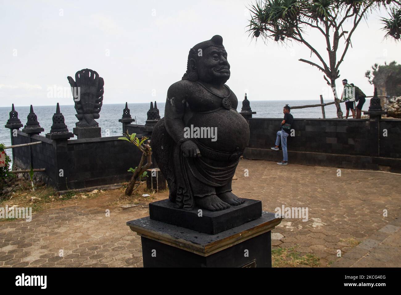 Ein Mann nahm am 15. Juni 2021 das Bild des Meeresbildes inmitten einer COVID-19-Pandemie am Ngobaran Beach in Yogyakarta, Indonesien, auf. (Foto von Algi Febri Sugita/NurPhoto) Stockfoto