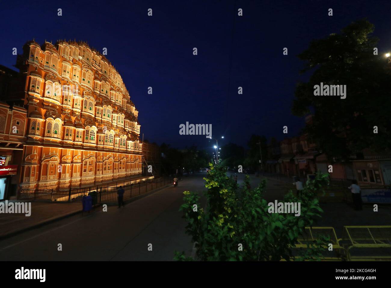 Ein Blick auf das historische Hawa Mahal vor seiner Wiedereröffnung für die Öffentlichkeit, nachdem die Beschränkungen der COVID-19-Sperre gelockert wurden, in Jaipur, Rajasthan, Indien, am 15. Juni, 2021. (Foto von Vishal Bhatnagar/NurPhoto) Stockfoto