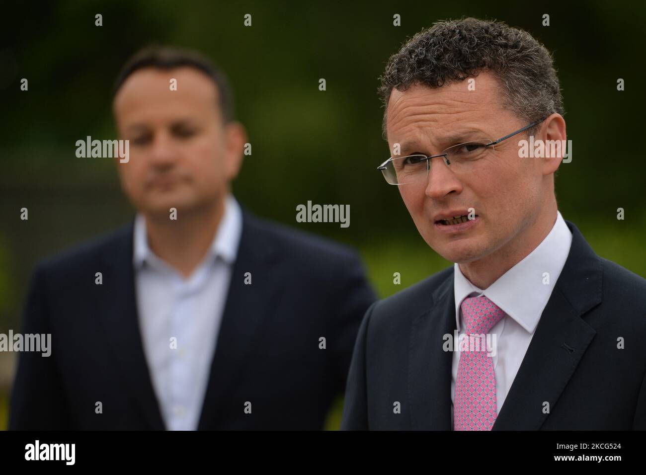 (R-L) Patrick O'Donovan, Staatsminister für das Amt für öffentliche Arbeiten, und Leo Varadkar, Tanaiste (stellvertretender Regierungschef Irlands), die während einer Pressekonferenz im Zoo von Dublin gesehen wurden. Am Mittwoch, den 16. Juni 2021, in Dublin, Irland. (Foto von Artur Widak/NurPhoto) Stockfoto
