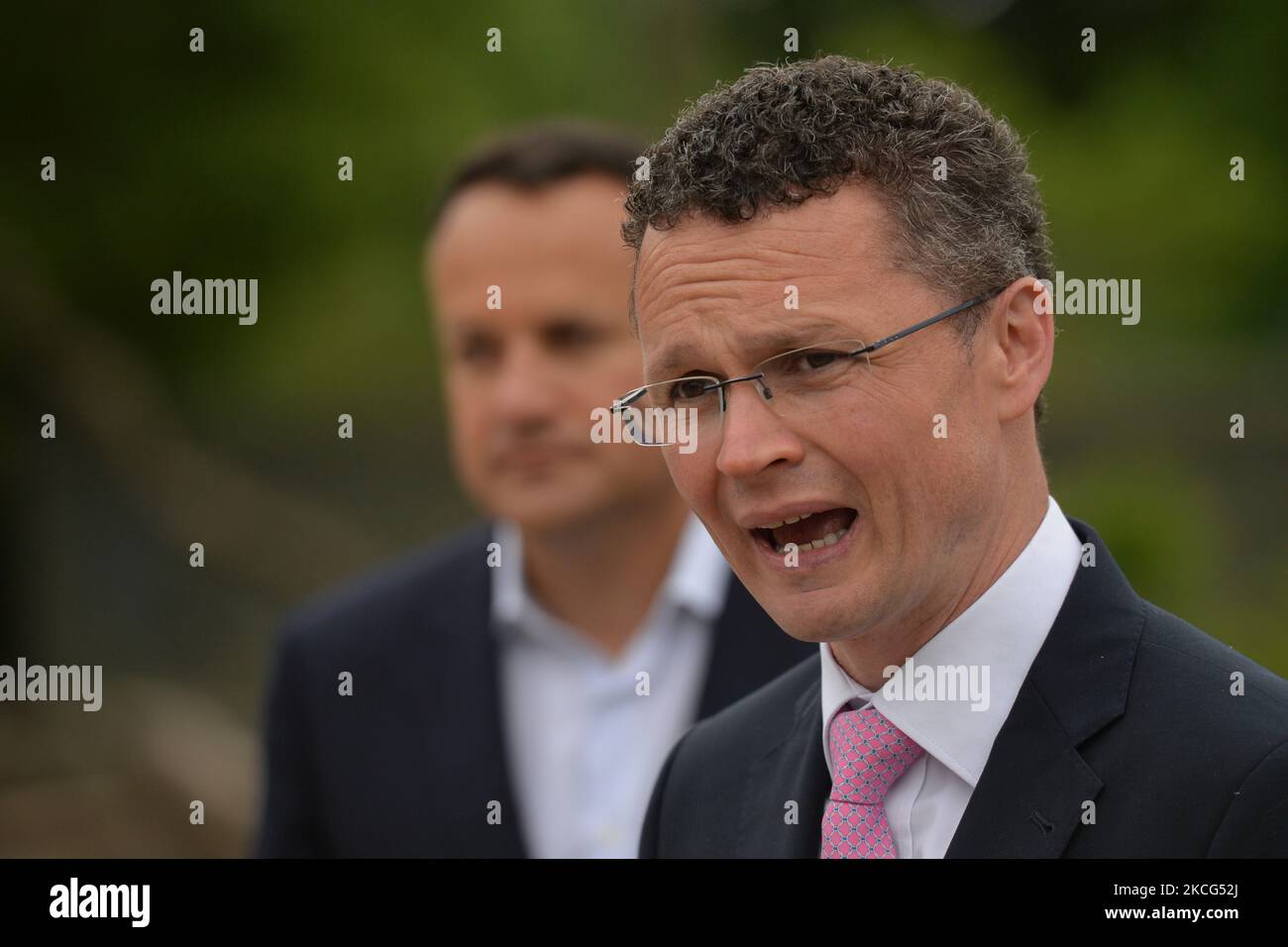 (R-L) Patrick O'Donovan, Staatsminister für das Amt für öffentliche Arbeiten, und Leo Varadkar, Tanaiste (stellvertretender Regierungschef Irlands), die während einer Pressekonferenz im Zoo von Dublin gesehen wurden. Am Mittwoch, den 16. Juni 2021, in Dublin, Irland. (Foto von Artur Widak/NurPhoto) Stockfoto