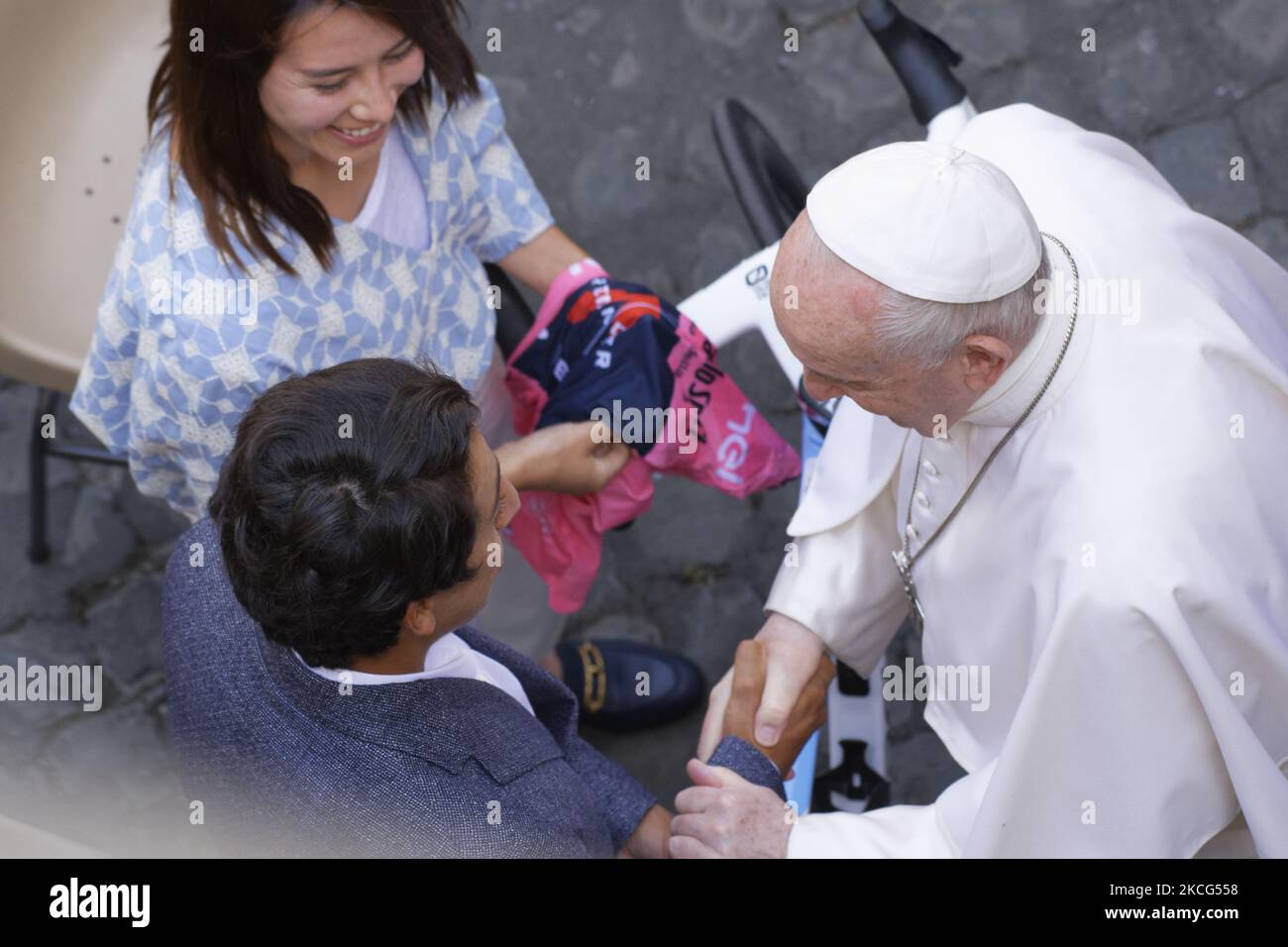 Der kolumbianische Radfahrer Egan Bernal (unten C) und seine Freundin Maria Fernanda Gutierrez (L) überbringen Papst Franziskus bei der wöchentlichen Generalaudienz des Papstes im Innenhof von San Damaso am 16. Juni 2021 im Vatikan ein Ineos Grenadier-Trikot und ein Fahrrad. (Foto von Massimo Valicchia/NurPhoto) Stockfoto