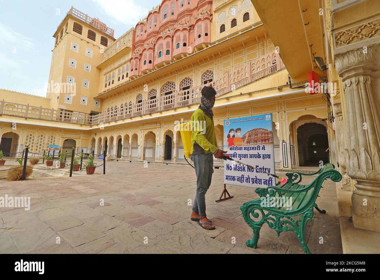 Jaipur: Arbeiter sanierte das Gebiet von Hawa Mahal , das wiedereröffnet wurde, nachdem die Behörden am 16. Juni in Jaipur, Rajasthan, Indien, einige Einschränkungen in der laufenden Covid-19-Sperre gelockert hatten, 2021. (Foto von Vishal Bhatnagar/NurPhoto) Stockfoto