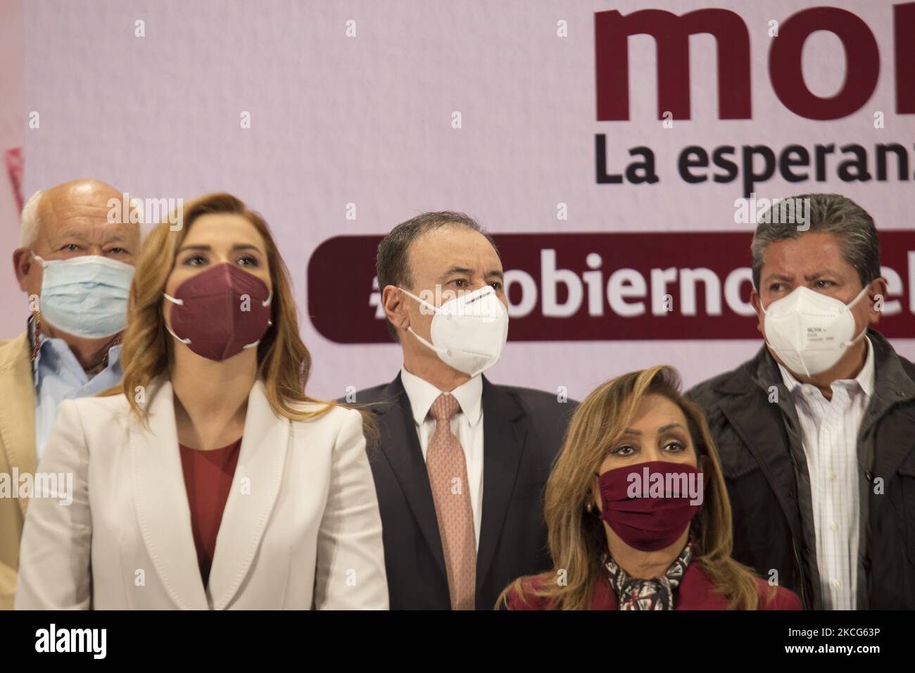 Auf einer Pressekonferenz unter der Leitung von Mario Delgado Carrillo, dem nationalen Präsidenten der Nationalen Regenerationsbewegung (Morena), unterzeichnet der gewählte Gouverneur von Guerrero, Alfonso Durazo Montaño, einen Verpflichtungsbrief für die, wie sie die vierte Transformation Mexikos nennen. Am 16. Juni 2021 in Mexiko-Stadt, Mexiko. (Foto von Cristian Leyva/NurPhoto) Stockfoto