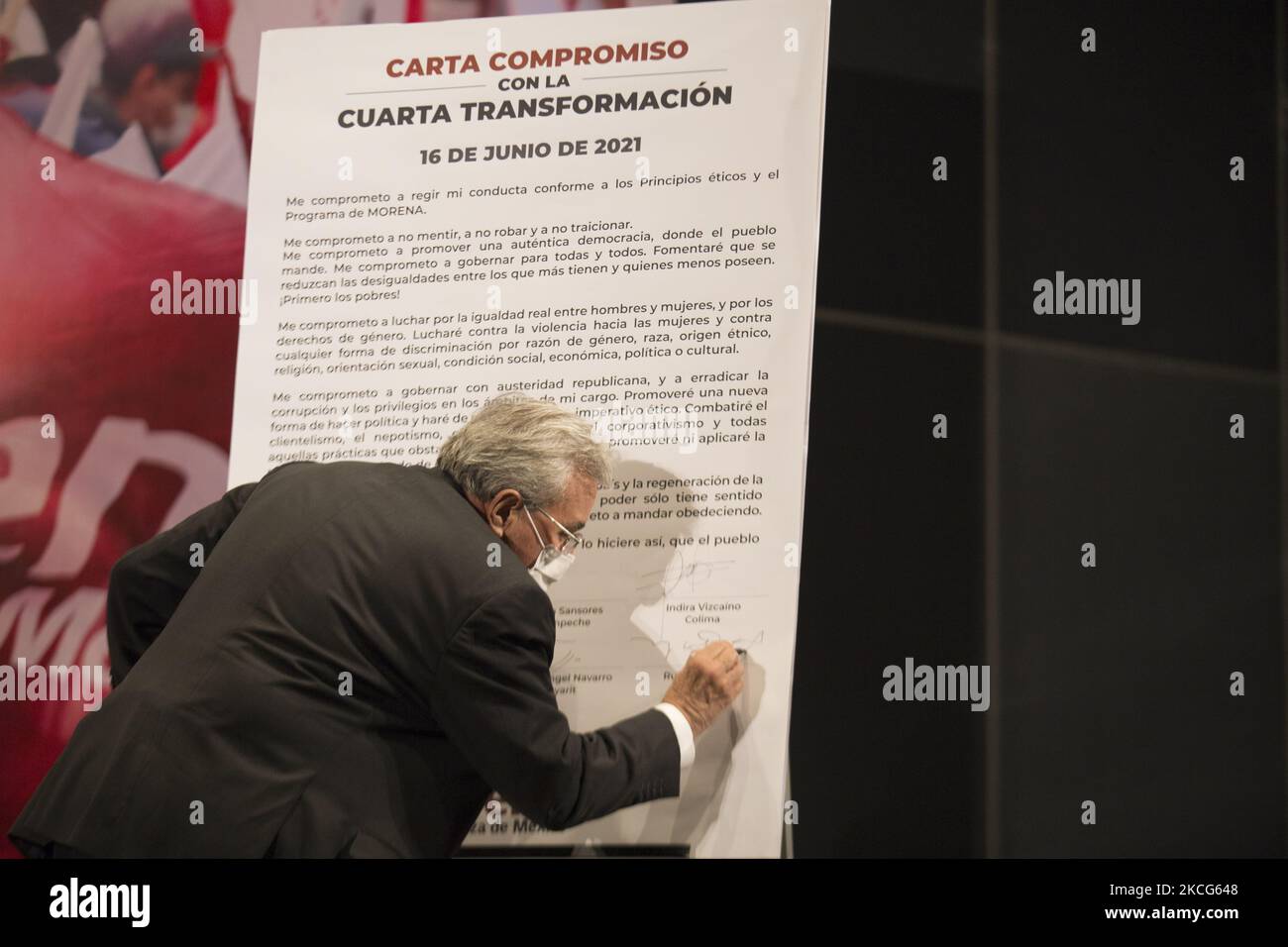 Auf einer Pressekonferenz unter der Leitung von Mario Delgado Carrillo, dem nationalen Präsidenten der Nationalen Regenerationsbewegung (Morena), unterzeichnet der gewählte Gouverneur von Guerrero, Rubén Rocha Moya, einen Verpflichtungsbrief für die vierte Transformation Mexikos. Am 16. Juni 2021 in Mexiko-Stadt, Mexiko. (Foto von Cristian Leyva/NurPhoto) Stockfoto