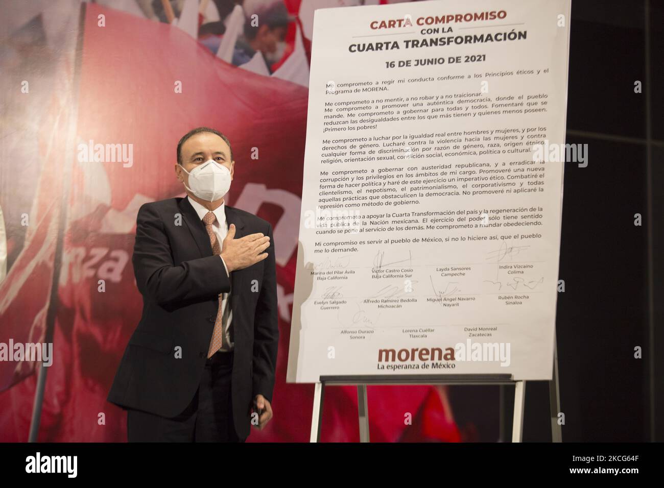 Auf einer Pressekonferenz unter der Leitung von Mario Delgado Carrillo, dem nationalen Präsidenten der Nationalen Regenerationsbewegung (Morena), unterzeichnet der gewählte Gouverneur von Guerrero, Alfonso Durazo Montaño, einen Verpflichtungsbrief für die, wie sie die vierte Transformation Mexikos nennen. Am 16. Juni 2021 in Mexiko-Stadt, Mexiko. (Foto von Cristian Leyva/NurPhoto) Stockfoto