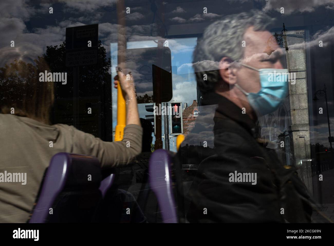 Komutoren des Stadtbahnsystems Luas, Dublin Citiess, tragen PPE während der COVID-19-Sperre am 17. Juli 2020 in Dublin, Irland. (Foto von Graham Martin/NurPhoto) Stockfoto