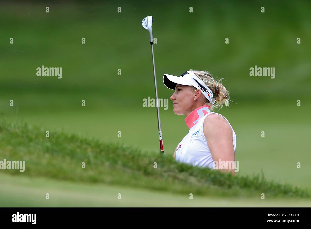 Ryann O'Toole aus San Clemente, Kalifornien, trifft während der ersten Runde des Meijer LPGA Classic Golfturniers im Blythefield Country Club in Belmont, MI, USA, Donnerstag, 17. Juni 2021, auf das 17. Green aus dem Bunker. (Foto von Amy Lemus/NurPhoto) Stockfoto