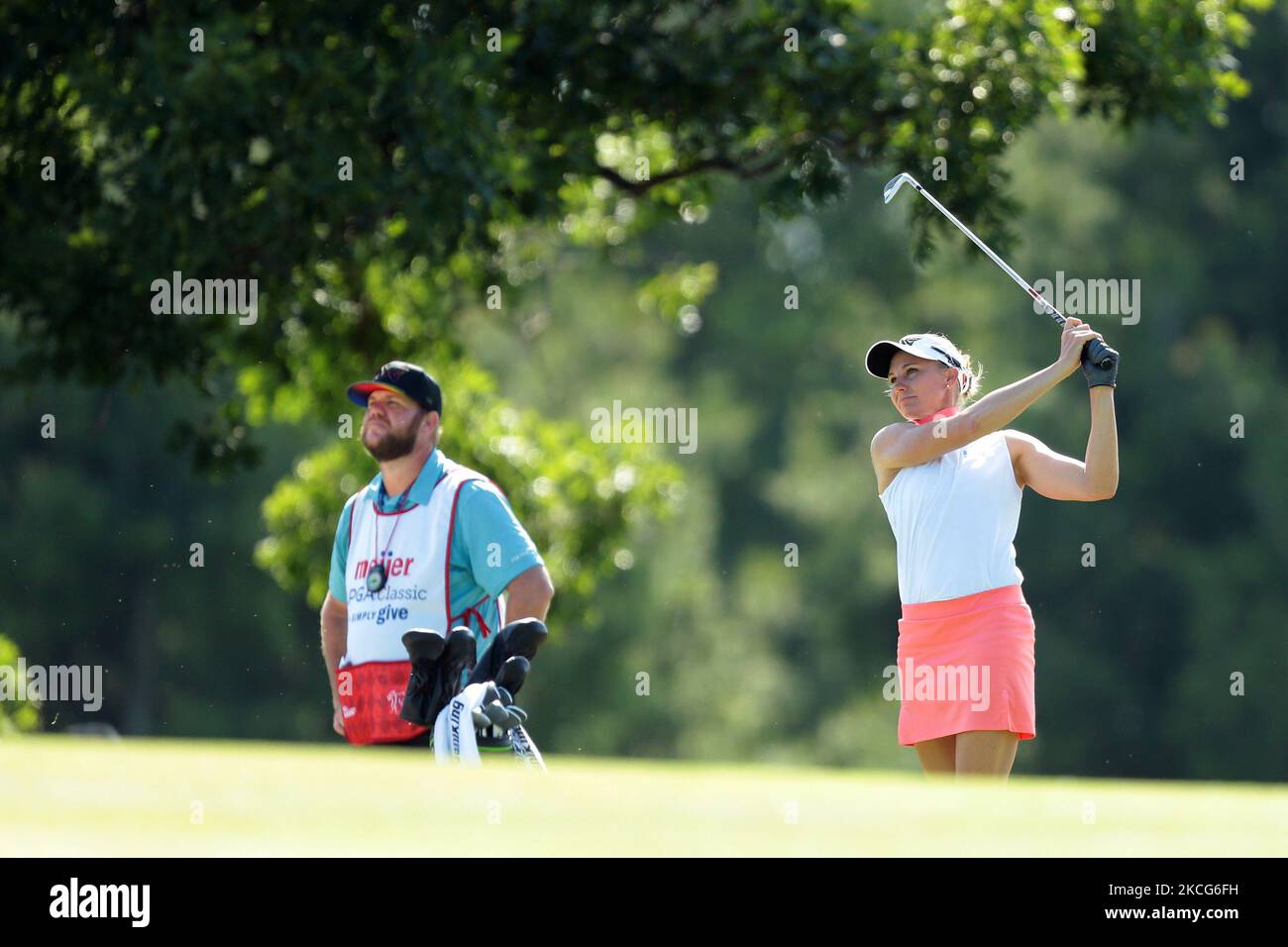 Ryann O'Toole folgt ihrem Fairway-Schuss auf das 9.-Loch während der ersten Runde des Meijer LPGA Classic für das einfach-Give-Golfturnier im Blythefield Country Club in Belmont, MI, USA, Donnerstag, 17. Juni 2021. (Foto von Jorge Lemus/NurPhoto) Stockfoto