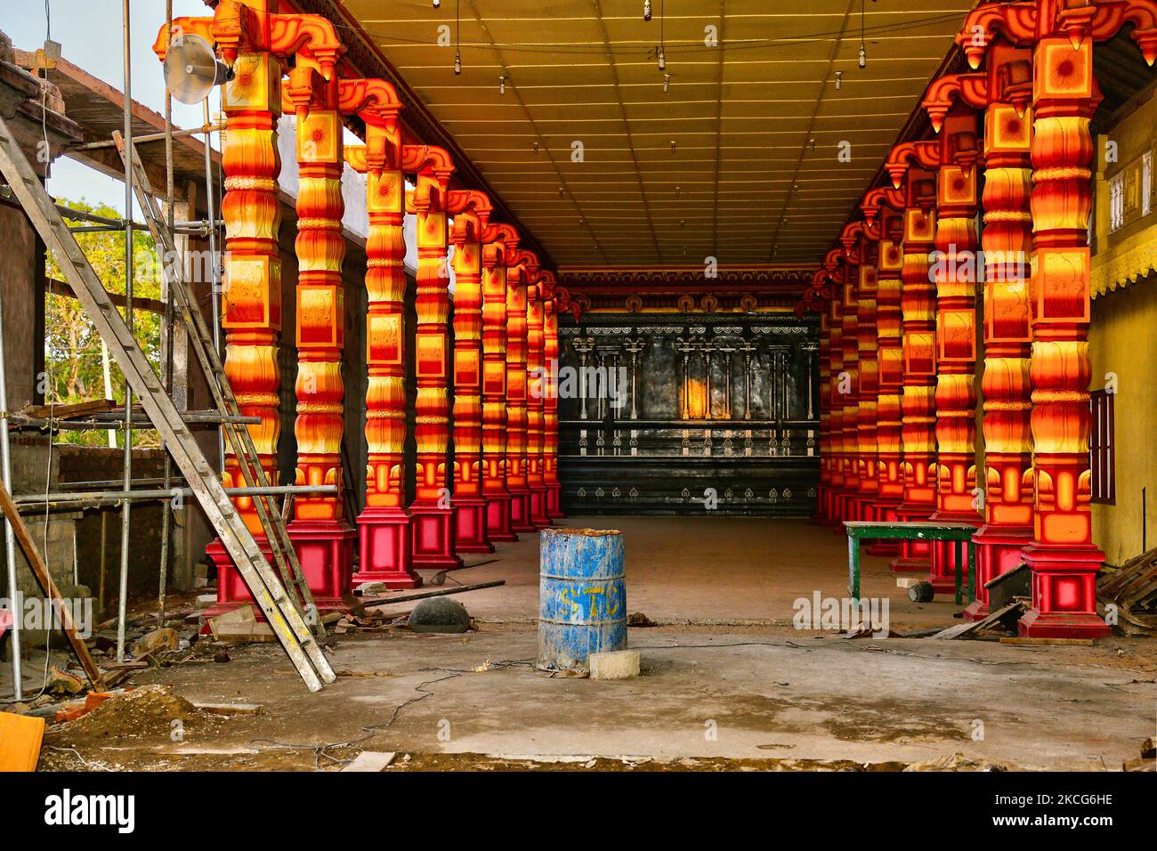 Rekonstruktion eines Hindu-Tempels in Jaffna, Sri Lanka. Dieser Tempel wurde von Velupillai Prabhakaran, dem verstorbenen Anführer der LTTE (Liberation Tigers of Tamil Eelam) Kämpfer, besucht. Der Tempel wurde während der Bombardierung durch die srilankische Armee während des Bürgerkrieges beschädigt und wird jetzt wieder aufgebaut. (Foto von Creative Touch Imaging Ltd./NurPhoto) Stockfoto
