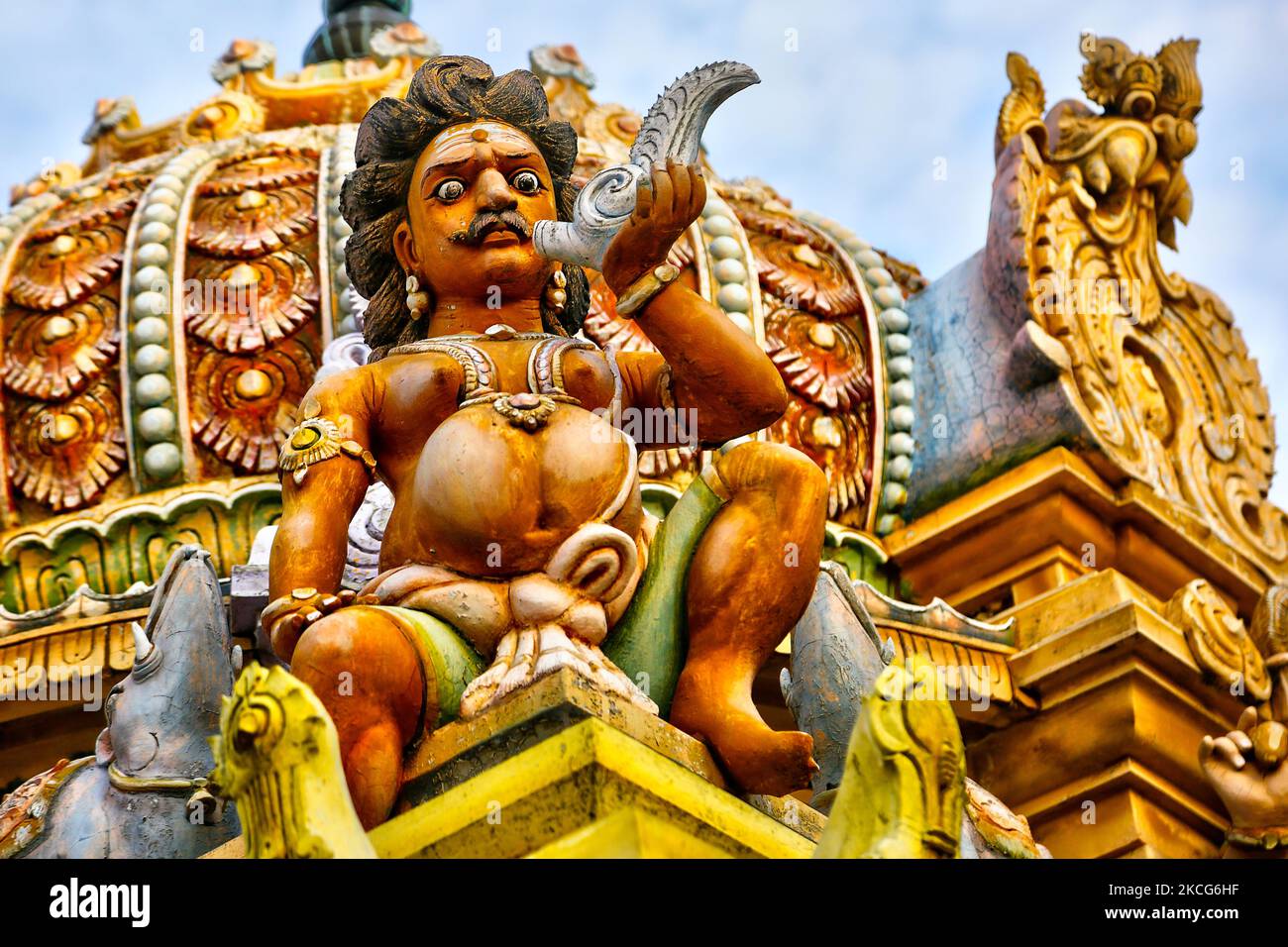 Figuren schmücken einen Hindu-Tempel in Jaffna, Sri Lanka. Dieser Tempel wurde von Velupillai Prabhakaran, dem verstorbenen Anführer der LTTE (Liberation Tigers of Tamil Eelam) Kämpfer, besucht. Der Tempel wurde während der Bombardierung durch die srilankische Armee während des Bürgerkrieges beschädigt und wird jetzt wieder aufgebaut. (Foto von Creative Touch Imaging Ltd./NurPhoto) Stockfoto