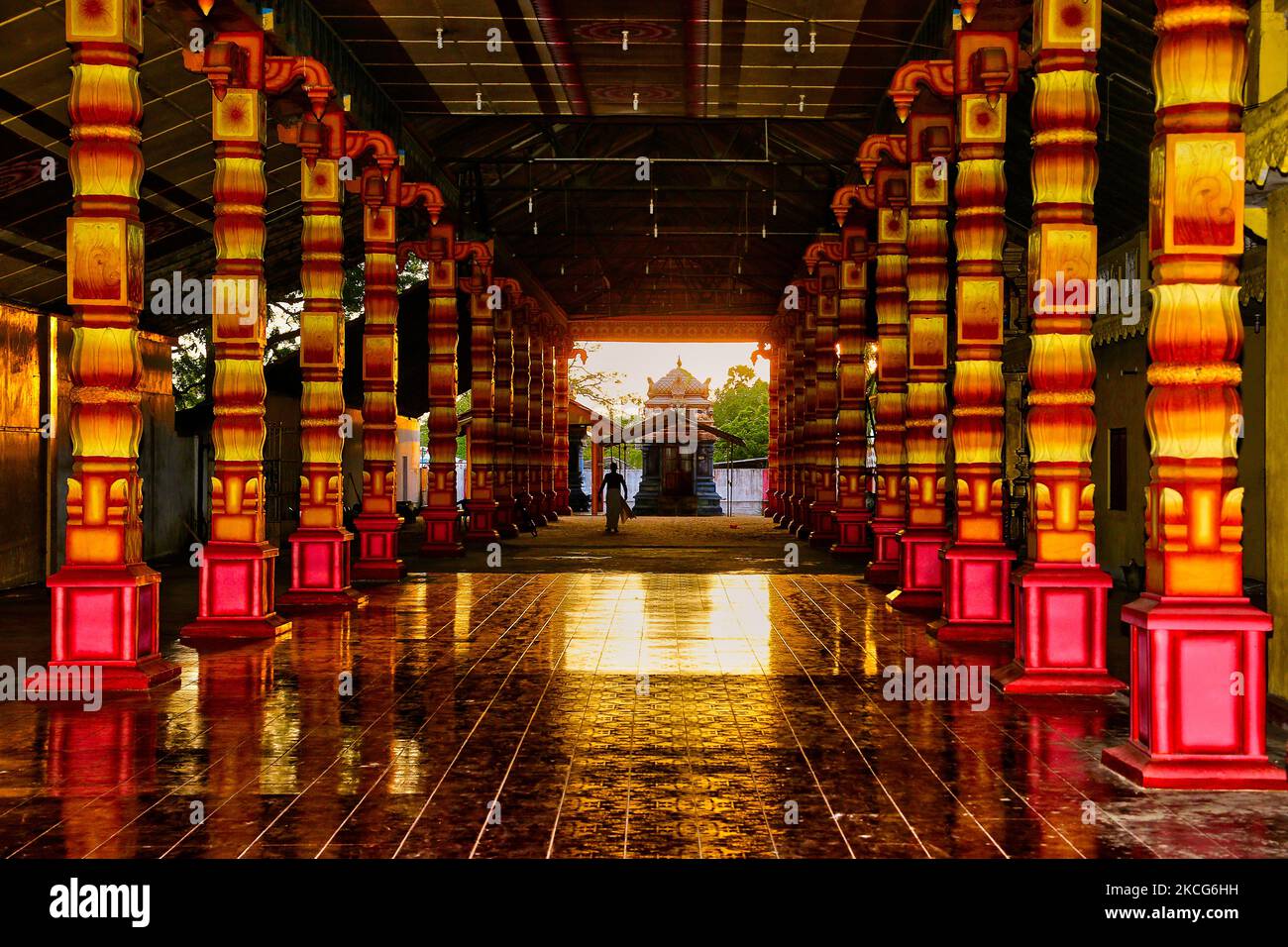Innenraum eines Hindu-Tempels in Jaffna, Sri Lanka. Dieser Tempel wurde von Velupillai Prabhakaran, dem verstorbenen Anführer der LTTE (Liberation Tigers of Tamil Eelam) Kämpfer, besucht. Der Tempel wurde während der Bombardierung durch die srilankische Armee während des Bürgerkrieges beschädigt und wird jetzt wieder aufgebaut. (Foto von Creative Touch Imaging Ltd./NurPhoto) Stockfoto