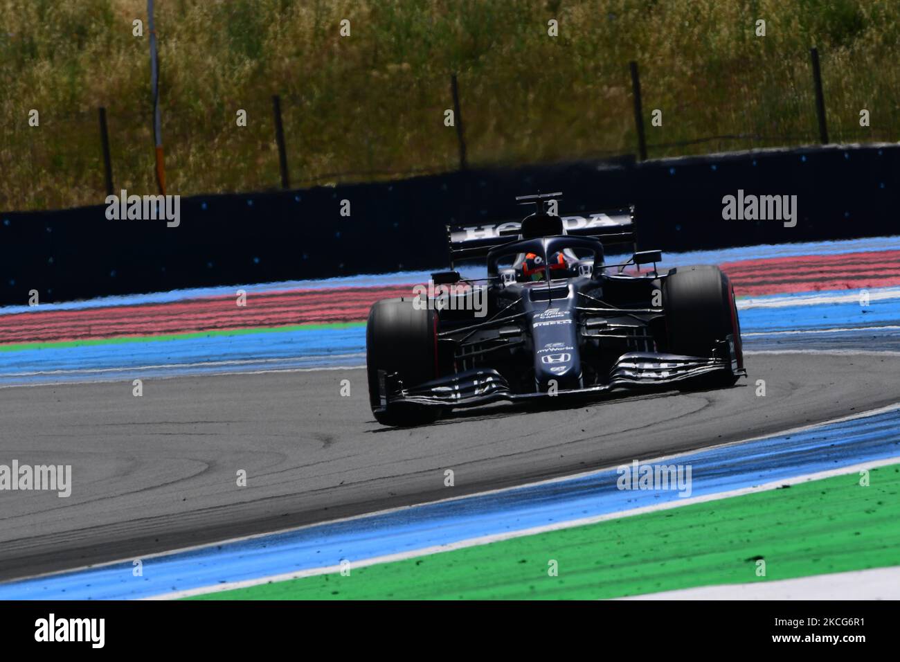 Pierre Gasly von der Scuderia Alpha Tauri Honda fährt seinen AT02-Sitzer während des freien Trainings des französischen GP auf dem Paul Ricard Circuit in Le Castelett, Provence-Alpes-Côte d'Azur, Frankreich, 18. Juni 2021 (Foto: Andrea Diodato/NurPhoto) Stockfoto