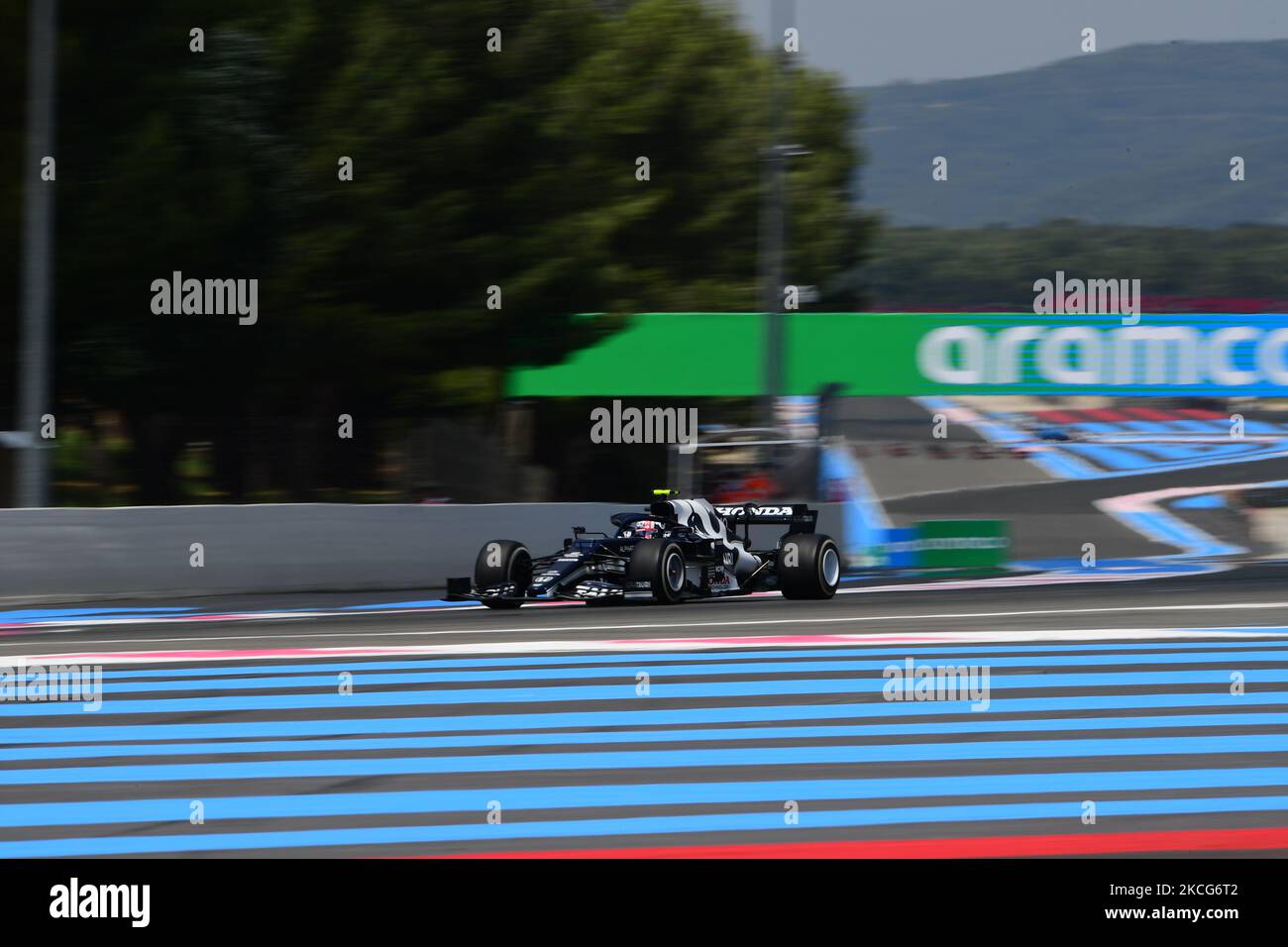 Pierre Gasly von der Scuderia Alpha Tauri Honda fährt seinen AT02-Sitzer während des freien Trainings des französischen GP auf dem Paul Ricard Circuit in Le Castelett, Provence-Alpes-Côte d'Azur, Frankreich, 18. Juni 2021 (Foto: Andrea Diodato/NurPhoto) Stockfoto