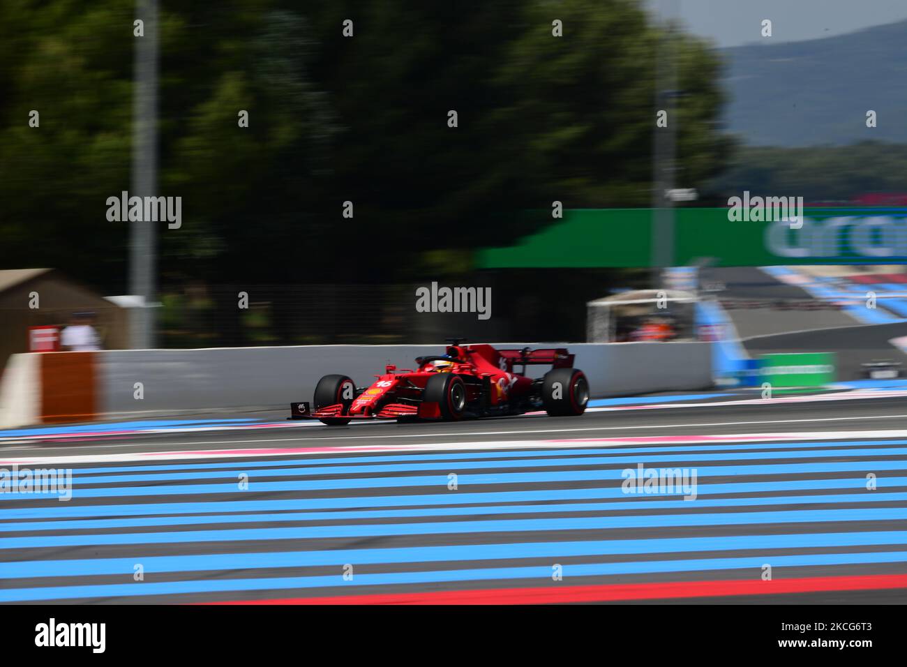 Charles Leclerc von Scuderia Mission Winnow Ferrari fährt seinen SF21-Sitzer während des freien Trainings des französischen GP auf dem Paul Ricard Circuit in Le Castelett, Provence-Alpes-Côte d'Azur, Frankreich, 18. Juni 2021 (Foto: Andrea Diodato/NurPhoto) Stockfoto