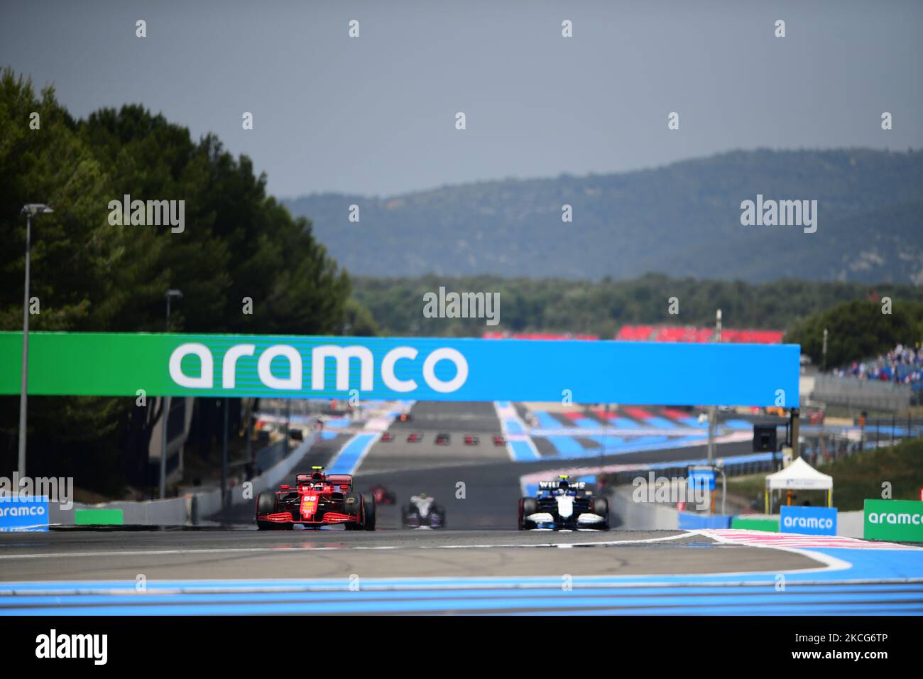 Carlos Sainz von Scuderia Mission Winnow Ferrari fährt seinen SF21-Sitzer während des freien Trainings des französischen GP auf dem Paul Ricard Circuit in Le Castelett, Provence-Alpes-Côte d'Azur, Frankreich, 18. Juni 2021 (Foto: Andrea Diodato/NurPhoto) Stockfoto