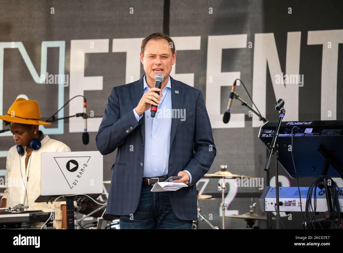 Der Präsident der Fifth Third Bank, Tim Spence, spricht während der jährlichen Blockparty der Juneteenth bei den Banken, um die Emanzipation der afroamerikanischen Sklaven zu feiern und den heutigen Bundesfeiertag am Freitag, den 18.. Juni 2021 in Cincinnati, Ohio, zu feiern. (Foto von Jason Whitman/NurPhoto) Stockfoto Der Präsident der Fifth Third Bank, Tim Spence, spricht während der jährlichen Blockparty der Juneteenth bei den Banken, um die Emanzipation der afroamerikanischen Sklaven zu feiern und den heutigen Bundesfeiertag am Freitag, den 18.. Juni 2021 in Cincinnati, Ohio, zu feiern. (Foto von Jason Whitman/NurPhoto) Stockfoto