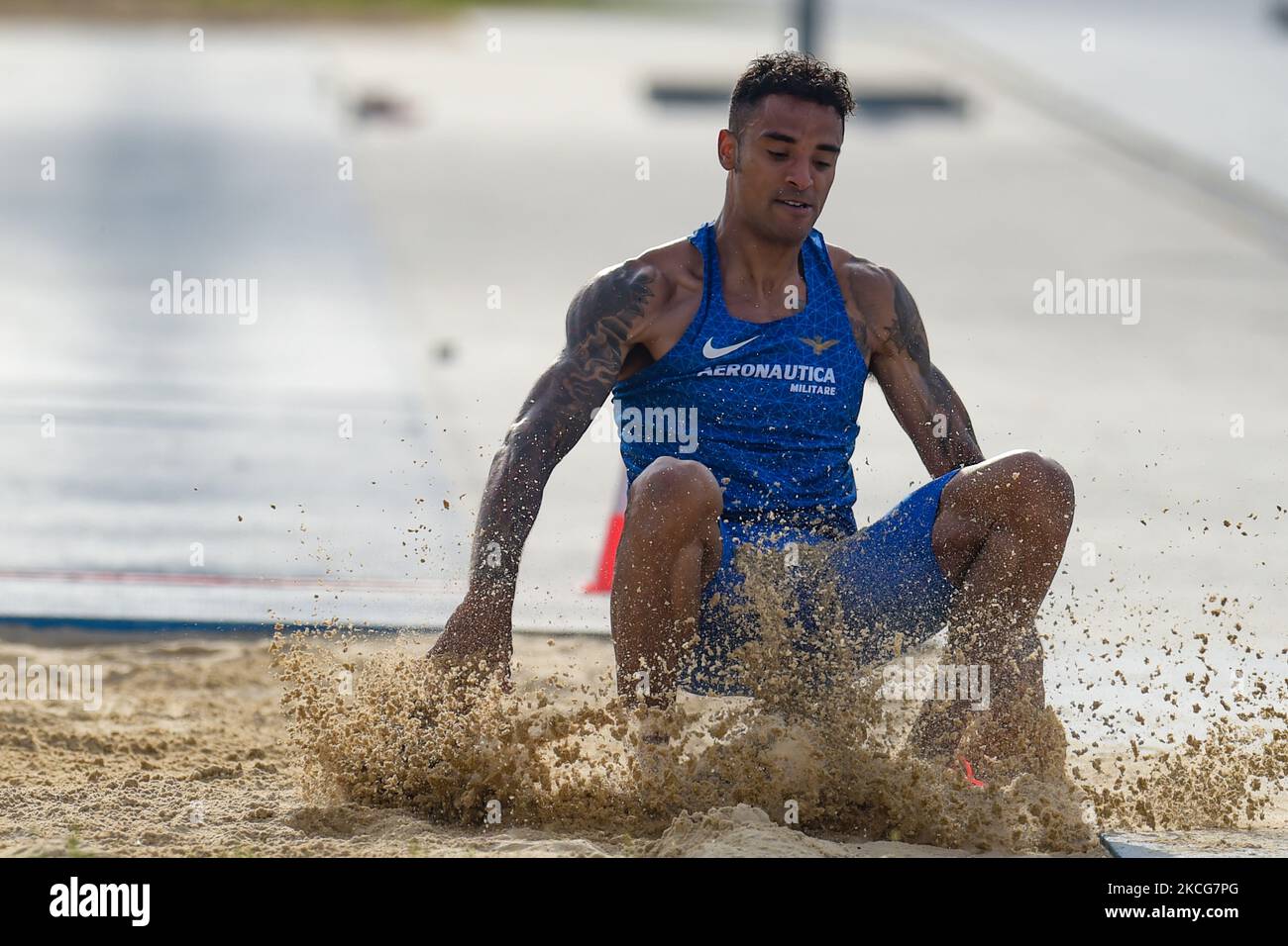 Andrew Howe Besozzi tritt am 18. Juni 2021 in Rieti, Italien, an. Leichtathletik bei der Guidobaldi in Rieti versucht Andrew Howe Besozzi das Minimum, an den Olympischen Spielen in Tokio teilnehmen zu können, hält aber um 7,74 Uhr an. Im Hochsprung sprang die Studentin der Studentesca, Mattia Furlani, 2,12. Eine neue persönliche Bestform, aber vor allem eine Mindestteilnehmerzahl für die Junioren-Europameisterschaften in Tallinn, also unter 20, für Mattia Furlani, die die Möglichkeit hat, mit den Größten auf kontinentaler Ebene zu konkurrieren. Erika Furlani, Athletin des Fiamme Oro, hielt mit 1,88 an, eine Athletin, die eine persönliche Bestzeit von 1 erreicht hat. Stockfoto