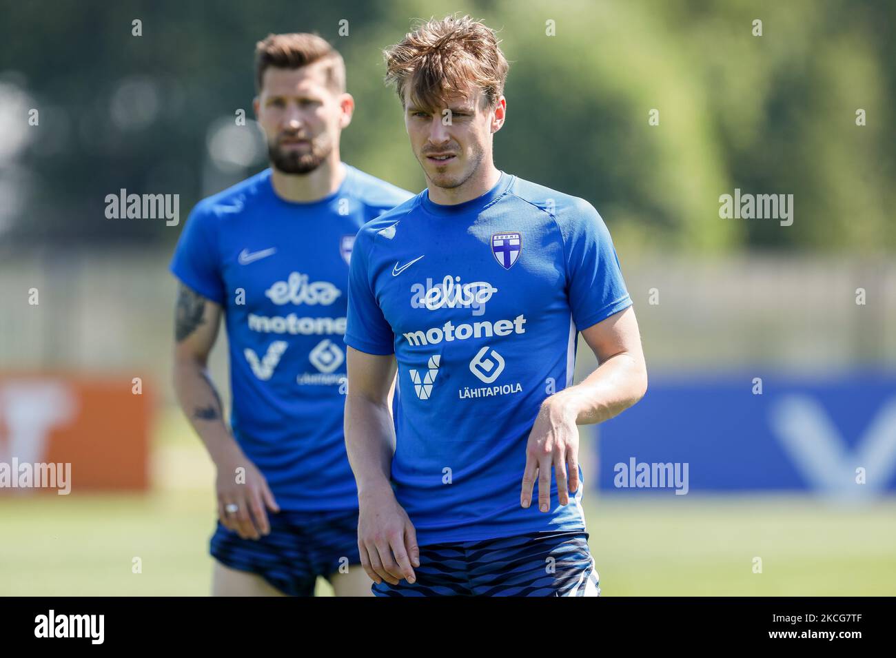 Joona Toivio (L) und Rasmus Schuller aus Finnland während eines Finnischen Nationalmannschaftstrainings im Rahmen des UEFA Euro 2020 Turniers am 19. Juni 2021 im Stadion Spartak in Zelenogorsk, Sankt Petersburg, Russland. (Foto von Mike Kireev/NurPhoto) Stockfoto