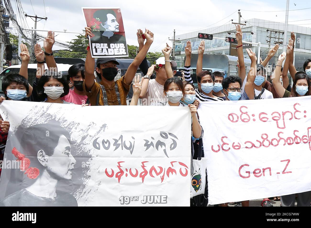 Demonstranten halten während eines Protestes der Mafia gegen den Militärputsch in Yangon, Myanmar, am 19. Juni 2021 ein Banner der inhaftierten Zivilführerin Aung San Suu Kyi in Myanmar. (Foto von Myat Thu Kyaw/NurPhoto) Stockfoto