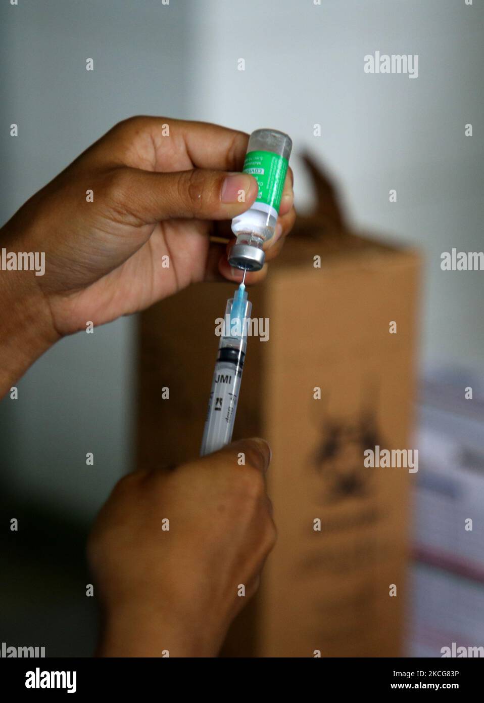 Ein Gesundheitsmitarbeiter bereitet während einer Massenimpfung am 18. Juni 2021 in Dhaka, Bangladesch, eine Dosis des Covishield-Impfstoffs gegen das Covid-19-Coronavirus vor. (Foto von Sony Ramany/NurPhoto) Stockfoto