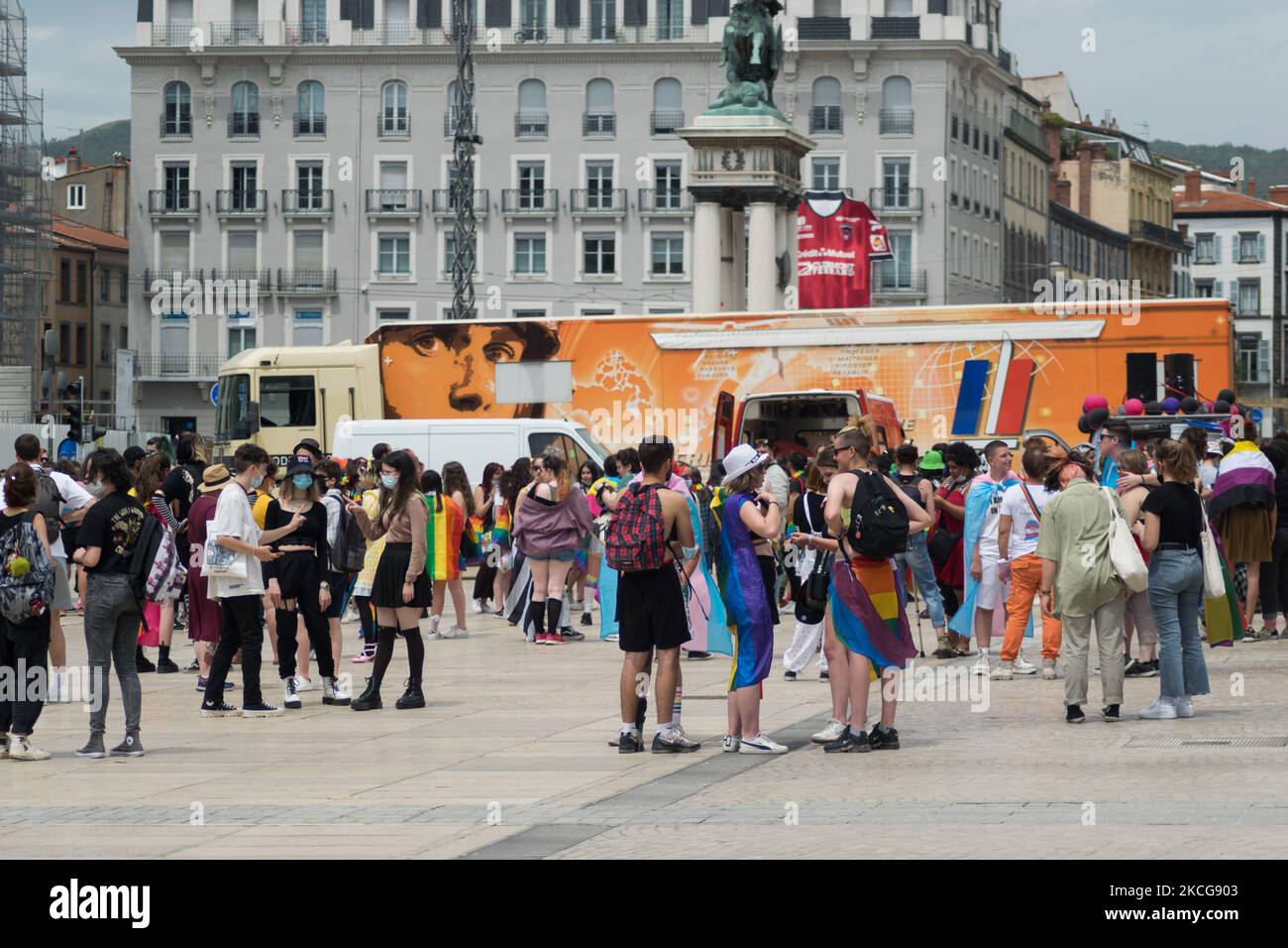 Am 19.. Juni fand die jährliche Pride Parade in Clermont-Ferrand, Frankreich, unter einer erdrückenden Hitze statt. Die Veranstaltung sammelte Tonnen von Menschen. Die Cortege marschierte in den Hauptstraßen der Metropole. (Foto von Adrien Fillon/NurPhoto) Stockfoto