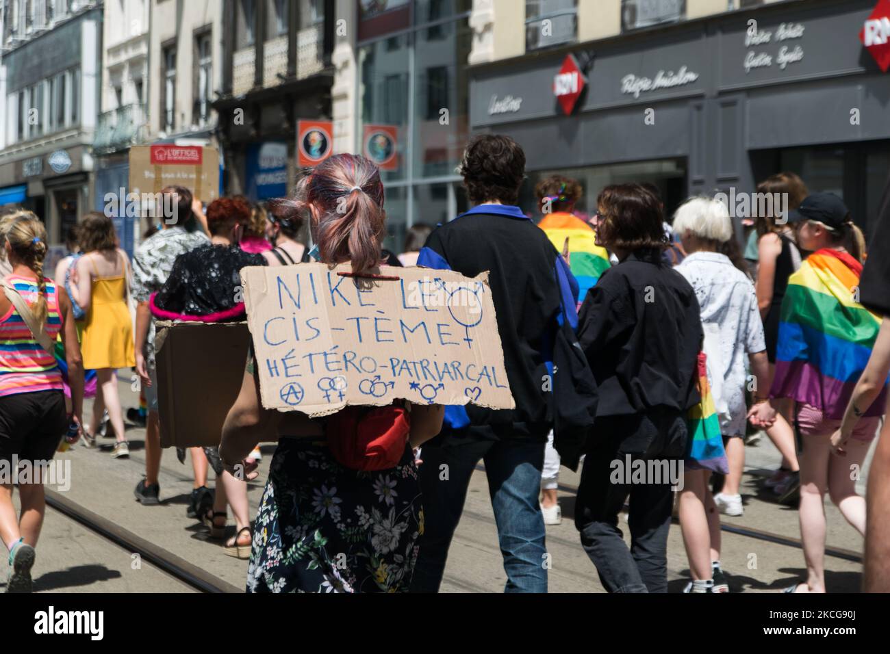 Am 19.. Juni fand die jährliche Pride Parade in Clermont-Ferrand, Frankreich, unter einer erdrückenden Hitze statt. Die Veranstaltung sammelte Tonnen von Menschen. Die Cortege marschierte in den Hauptstraßen der Metropole. (Foto von Adrien Fillon/NurPhoto) Stockfoto