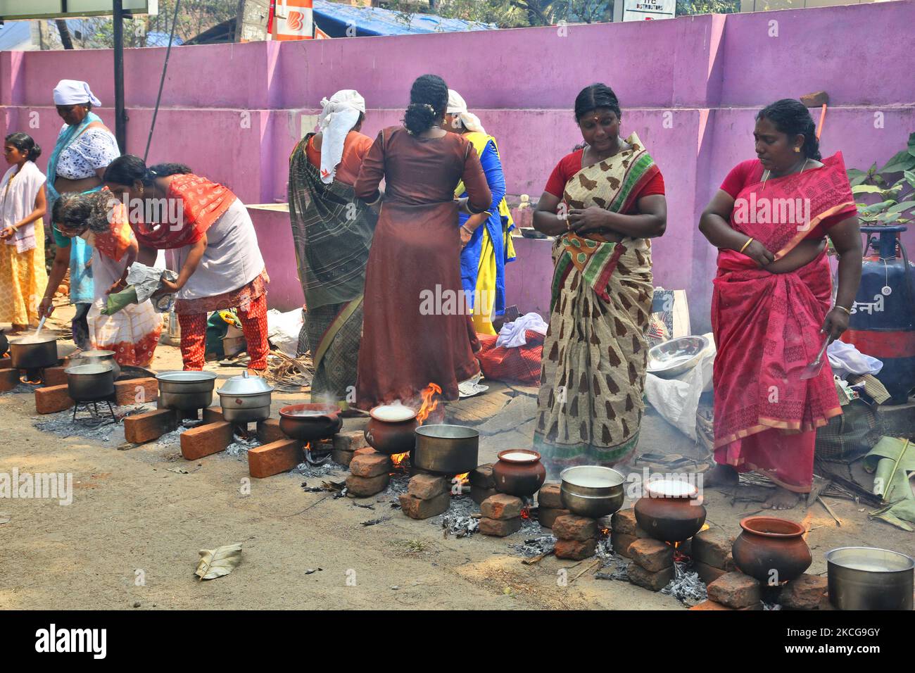 Hindu-Frauen kochen Pongala während des Attukal Pongala Mahotsavam Festivals in der Stadt Thiruvananthapuram (Trivandrum), Kerala, Indien, am 19. Februar 2019. Das Attukal Pongala Mahotsavam Festival wird jedes Jahr von Millionen Hindu-Frauen gefeiert. Während dieses Festivals bereiten Frauen Pongala (Reis gekocht mit Jaggery, Ghee, Kokosnuss sowie anderen Zutaten) im Freien in kleinen Töpfen zu, um der Göttin Kannaki zu gefallen. Es wird als Opfergabe an die Göttin Attukal Devi (im Volksmund als Attukal Amma bekannt) getan, die geglaubt wird, um die Wünsche ihrer Anhänger zu erfüllen und Wohlstand zu schaffen. (Foto von Creative Stockfoto