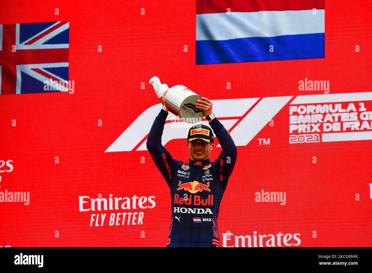 Der niederländische Sieger von Red Bull, Max Verstappen, feiert am 20. Juni 2021 auf dem Circuit Paul-Ricard in Le Castellet, Südfrankreich, die Trophäe auf dem Podium. (Foto von Andrea Diodato/NurPhoto) Stockfoto