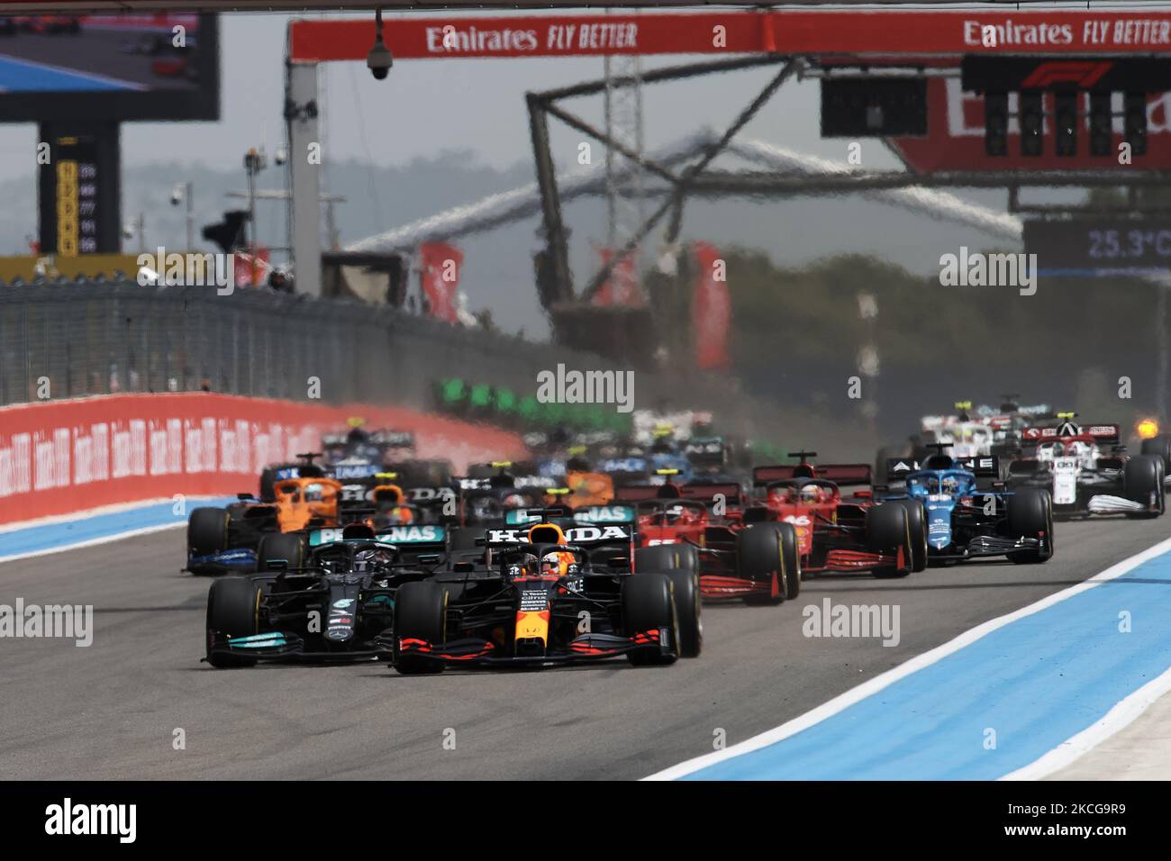 Max Verstappen aus den Niederlanden fährt die (33) Red Bull Racing RB16B Honda und Lewis Hamilton aus Großbritannien fahren die (44) Mercedes AMG Petronas F1 Team Mercedes W12 die ersten Fahrer des Rennens beim Grand Prix von Frankreich F1 auf dem Circuit Paul Ricard am 27. Juni, 2021 in Le Castellet, Frankreich. (Foto von Jose Breton/Pics Action/NurPhoto) Stockfoto