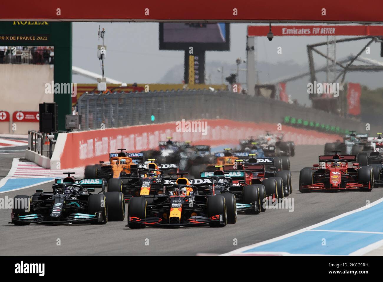 Max Verstappen aus den Niederlanden fährt die (33) Red Bull Racing RB16B Honda und Lewis Hamilton aus Großbritannien fahren die (44) Mercedes AMG Petronas F1 Team Mercedes W12 die ersten Fahrer des Rennens beim Grand Prix von Frankreich F1 auf dem Circuit Paul Ricard am 27. Juni, 2021 in Le Castellet, Frankreich. (Foto von Jose Breton/Pics Action/NurPhoto) Stockfoto