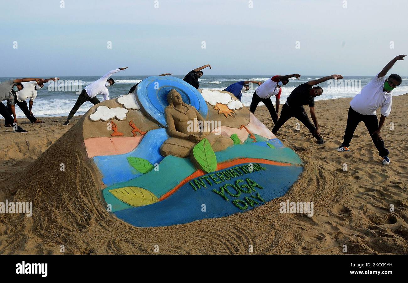 Eine Sandskulptur wird am östlichen Küstenstrand der Bucht von Bengalen Meer gesehen, wie sie vom indischen Sandkünstler Manas Sahoo für Besucher und Touristen geschaffen wurde, die am Vorabend des Welt-Yogo-Tages in Puri 65 km der ostindischen Hauptstadt Bhubaneswar des Staates Odisha am 20. Juni 2021. Der Welt-Yogo-Tag wird jedes Jahr am 21.. Juni gefeiert, wie er von der indischen Regierung erklärt wird. (Foto von STR/NurPhoto) Stockfoto