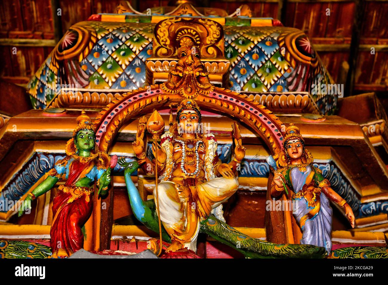 Figuren von Herrn Murugan und seine zwei Frauen die am Arasadi Vinayagar Tempel (Arasadi Sithi Vinayagar Kovil) in Jaffna, Sri Lanka. (Foto von Creative Touch Imaging Ltd./NurPhoto) Stockfoto