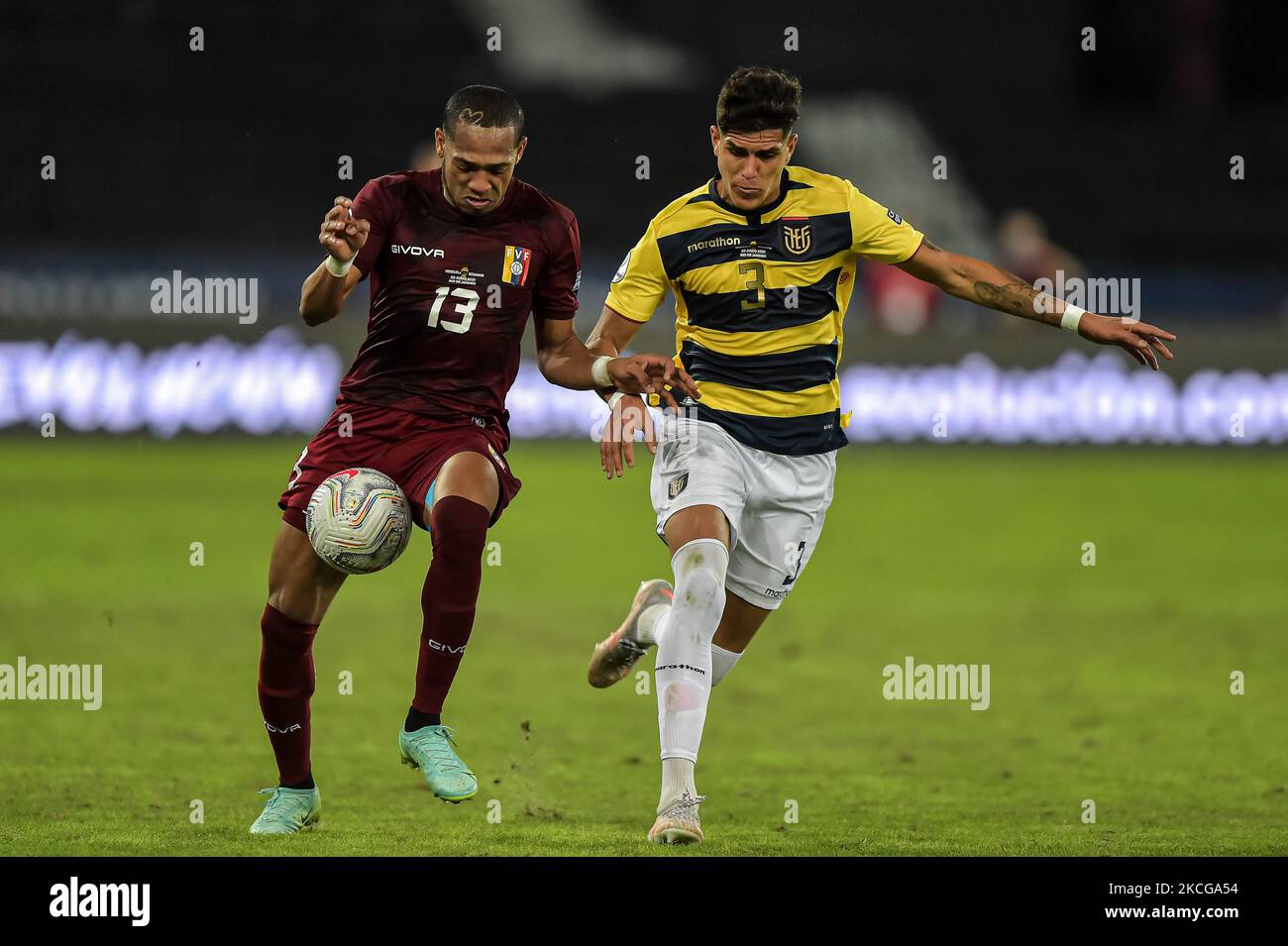 Matinez-Spieler aus Venezuela bestreitet ein Gebot mit Heyna-Spieler aus Equador während eines Spiels im Engenhão-Stadion für die Copa América 2021, im Estadio Olímpico Nilton Santos am 20. Juni 2021 in Rio de Janeiro, Brasilien. (Foto von Thiago Ribeiro/NurPhoto) Stockfoto