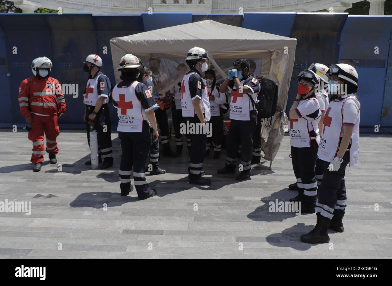 Mitglieder des Roten Kreuzes während des ersten nationalen Simulacrum 2021 auf der Avenida Juárez, Mexiko-Stadt. Während des Simulacrums wurden Rettungsdienste wie Feuerwehr, Polizei, Rotes Kreuz und Personal des Sekretariats für Integrales Risikomanagement und Katastrophenschutz der Hauptstadt im Falle eines Erdbebens von 8,1 Richter mit einem Epizentrum in Guerrero eingesetzt, mit einer sehr starken Wahrnehmung. (Foto von Gerardo Vieyra/NurPhoto) Stockfoto