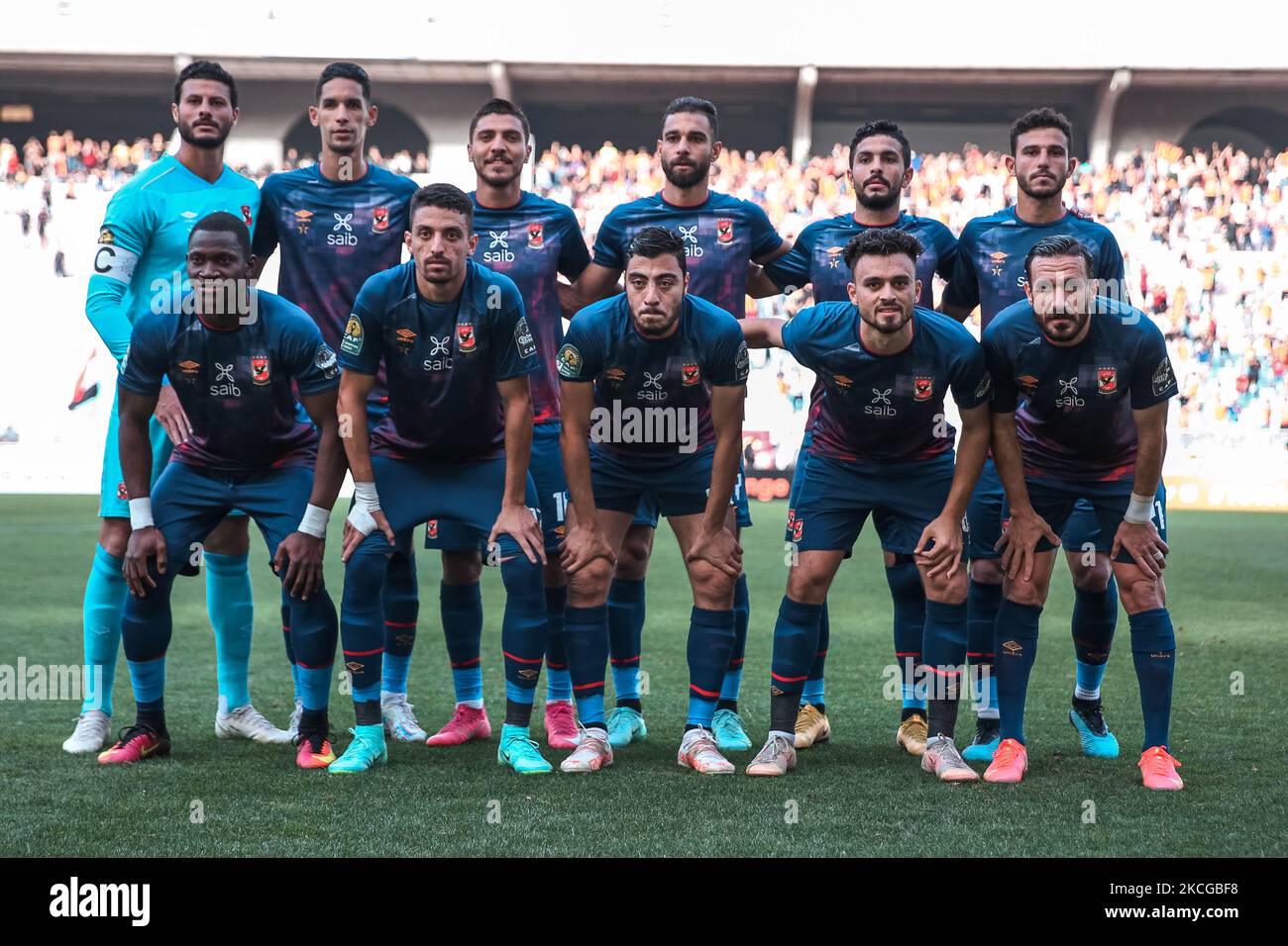 Ahlys Startelf posieren vor dem ersten CAF Champions League Halbfinale-Fußballspiel zwischen der tunesischen Esperance und der ägyptischen Al-Ahly am 19. Juni 2021 im Olympiastadion in Rades am östlichen Stadtrand von Tunis, der Hauptstadt Tunis. (Foto von Ahmed Awaad/NurPhoto) Stockfoto