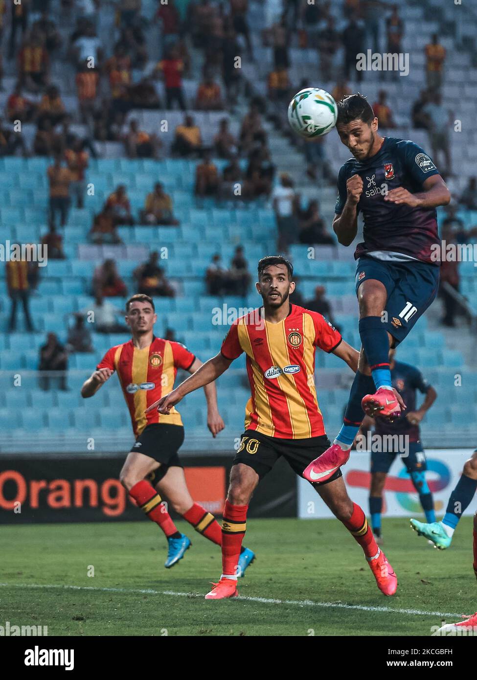 Ahlys Stürmer Mohamed Sherif führt den Ball am 19. Juni 2021 im Olympiastadion in Rades am östlichen Stadtrand der tunesischen Hauptstadt Tunis, Tunis, beim Halbfinale der CAF Champions League zwischen der tunesischen Esperance und der ägyptischen Al-Ahly an. (Foto von Ahmed Awaad/NurPhoto) Stockfoto