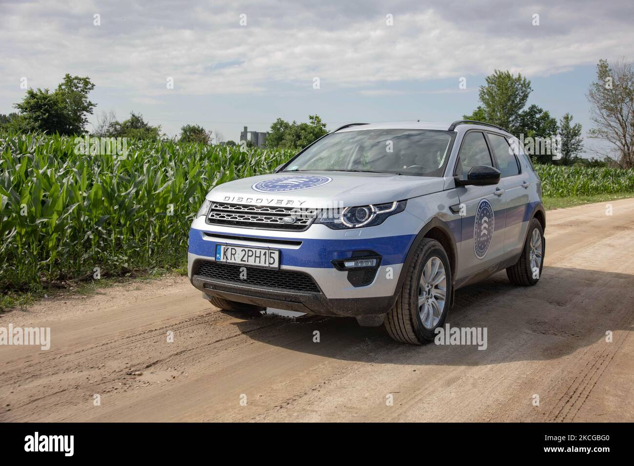 Ein Frontex-Fahrzeug patrouilliert die griechisch-türkischen Grenzen in einer militärischen Sperrzone in der Nähe des Dorfes Nea Vyssa am Fluss Evros (Maritsa). Frontex ist die Europäische Grenz- und Küstenwache-Agentur, die derzeit die Landoperation Poseidon betreibt, die die südöstlicher Landgrenze der EU mit der Türkei in der Evros-Flussregion überwacht. Griechenland verstärkt die Grenzpatrouille mit mehr Personal, Fahrzeugen, Zäunen, Drohnen, Überwachungssystemen usw. Während die EU die Grenzbefestigung finanziell unterstützt. Asylbewerber, Migranten und Flüchtlinge nutzten Evros als Eingangspunkt nach Europa Stockfoto