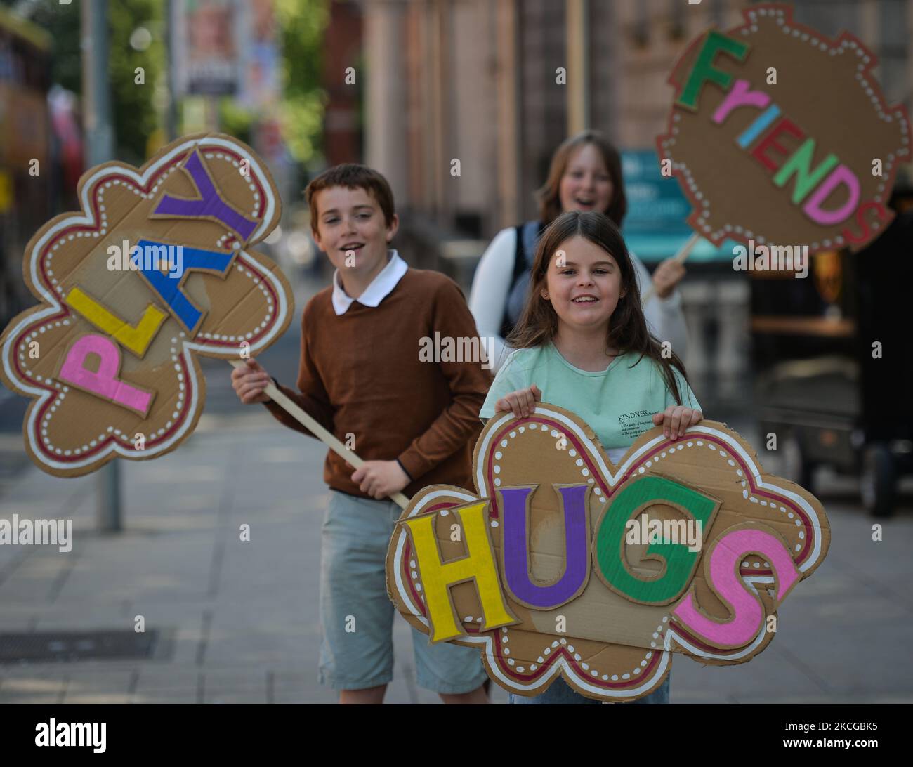 (L-R) Conor James (11 Jahre), Olga Bukina (13 Jahre) und Lilly Rose Wogan-Martin (12 Jahre), die vor dem Leinster House in Dublin vor ihrer erneuten Präsentation vor einem Oireachtas-Komitee aufgenommen wurden, um Einzelheiten darüber zu teilen, was Kinder während der Sperre verpasst haben. Der Appell an Kinder wurde durch ein Projekt „Was habe ich vermissen lassen?“ ausgelöst. Aus dem ArcChildren's Cultural Center und Brightening Air Season of Art Experiences, die die Erfahrungen von Lockdown für Kinder studiert und ausgetauscht haben. Am Dienstag, den 22. Juni 2021, in Dublin, Irland. (Foto von Artur Widak/NurPhoto) Stockfoto