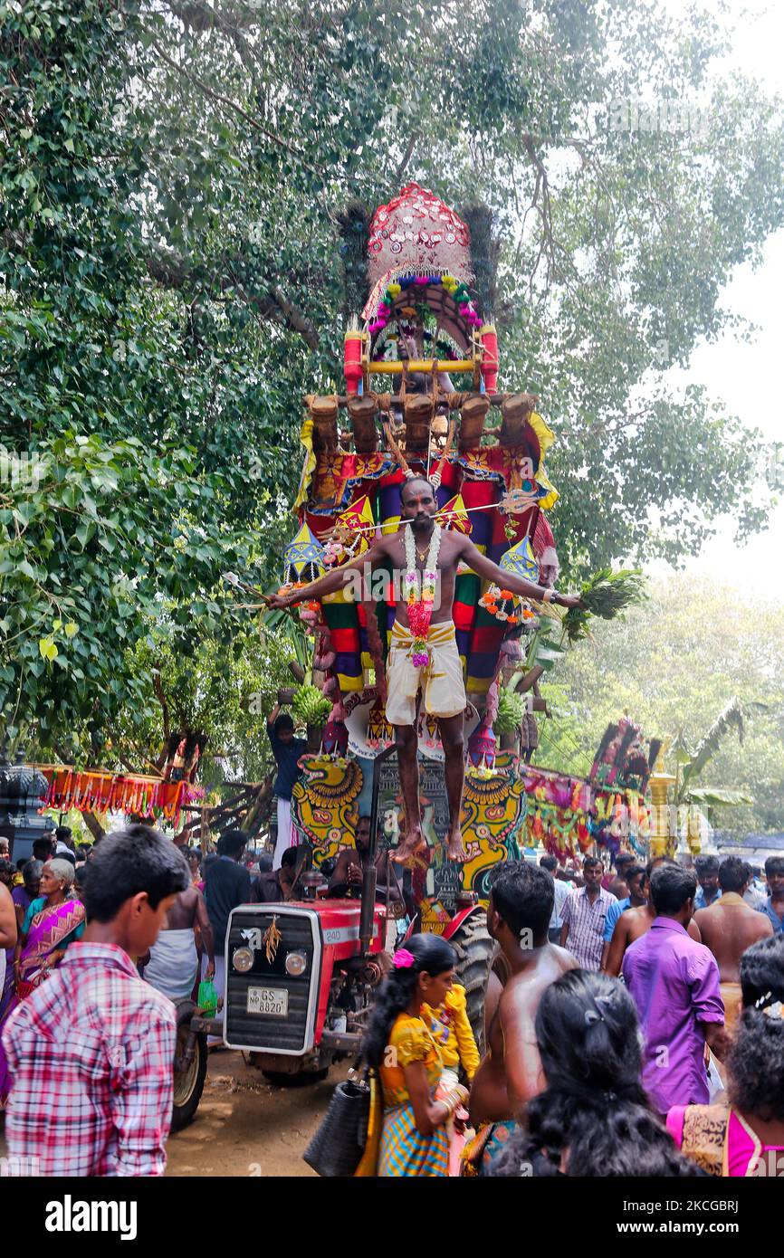 Der tamilische Hindu-Anhänger führt das para-Kavadi-Ritual (wo er von Haken aufgehängt wird, die in seinen Rücken und seine Beine getrieben werden und beim Umkreisen der Außenseite des Tempels auf und ab prallt) als Bußakt während des Amman Ther Thiruvizha Festivals im Tellipalai Amman Tempel in Tellipalai, Nordprovinz, Sri Lanka. Während dieses religiösen Festivals zeigen mehrere Anhänger ihre Hingabe, indem sie Opfer darbringen und ihre Körper mit Metallhaken und Spiessen durchstechen. (Foto von Creative Touch Imaging Ltd./NurPhoto) Stockfoto