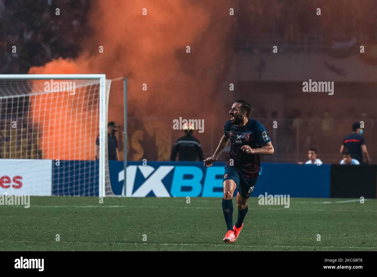 Ali Maaloul-Spieler von Ahly in Aktion während des Halbfinalspiels der CAF Champions League zwischen der tunesischen Esperance und der ägyptischen Al-Ahly am 19. Juni 2021 im Olympiastadion in Rades am östlichen Stadtrand von Tunis, der Hauptstadt Tunis. (Foto von Ahmed Awaad/NurPhoto) Stockfoto