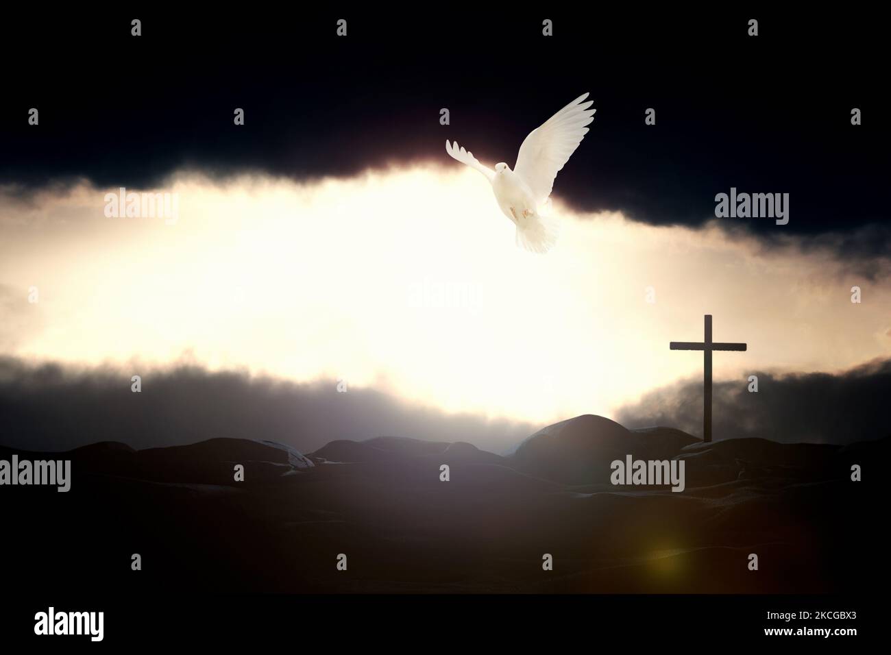 Die weiße Taube und das Kreuz Jesu Christi schweben durch den majestätischen Himmel und die schwarzen Wolken Stockfoto