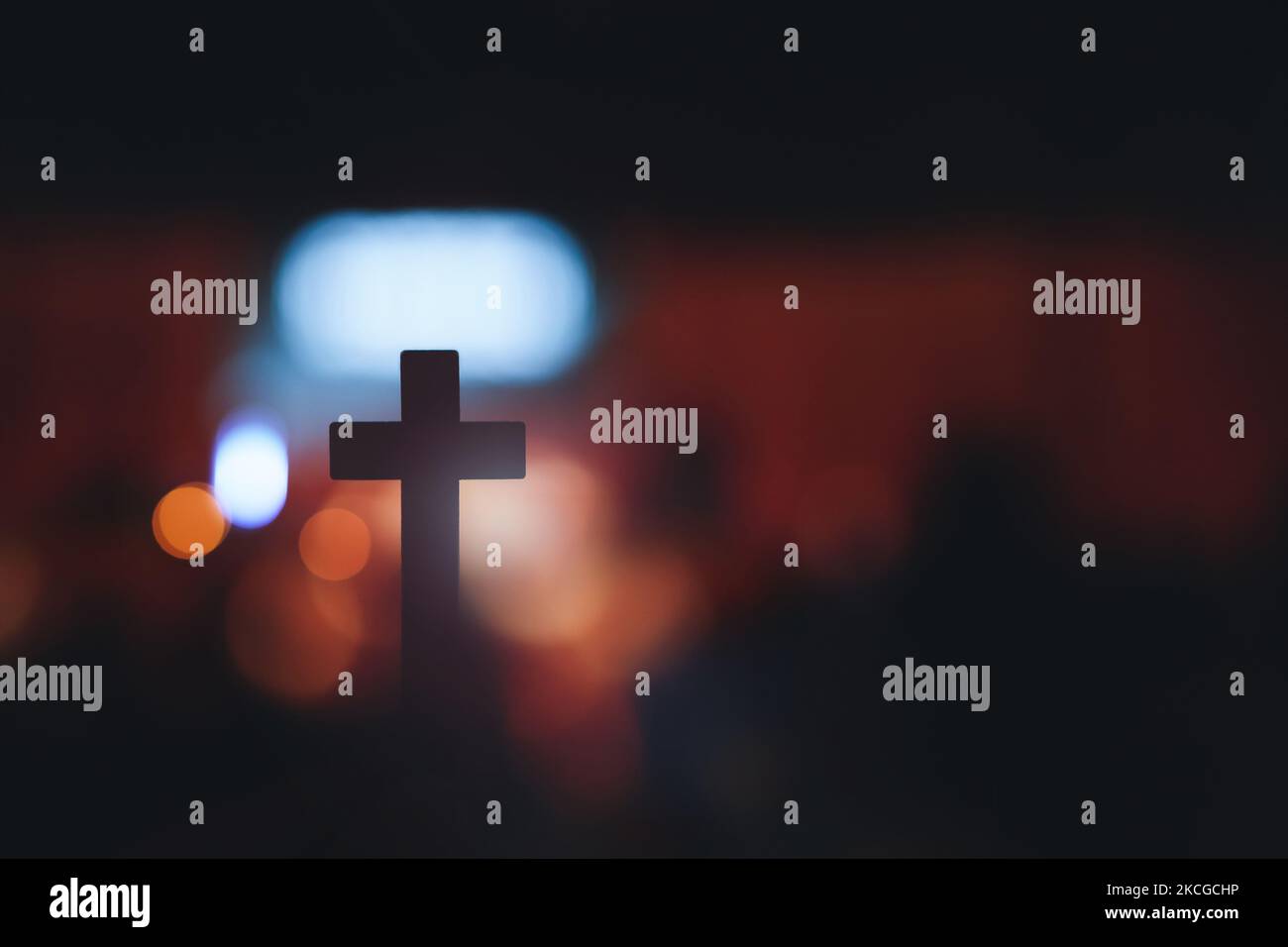 Weiches Licht und ehrfürchtig Kirche Anbetung und Lob und heilige Kreuz Silhouette Hintergrund Stockfoto